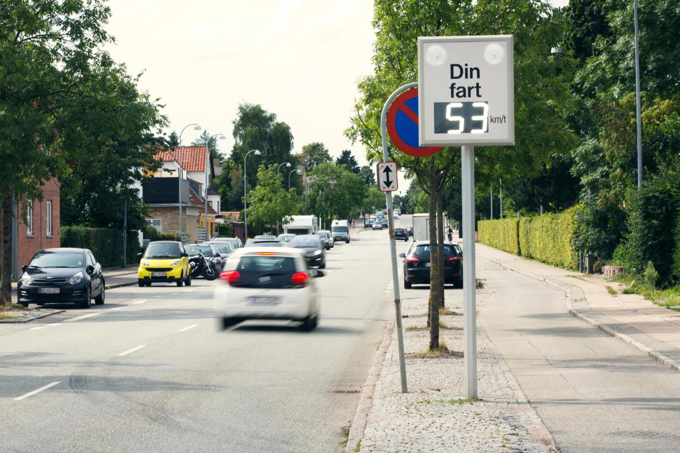 Biler på vej med for høj hastighed forbi hastighedsmåler. 