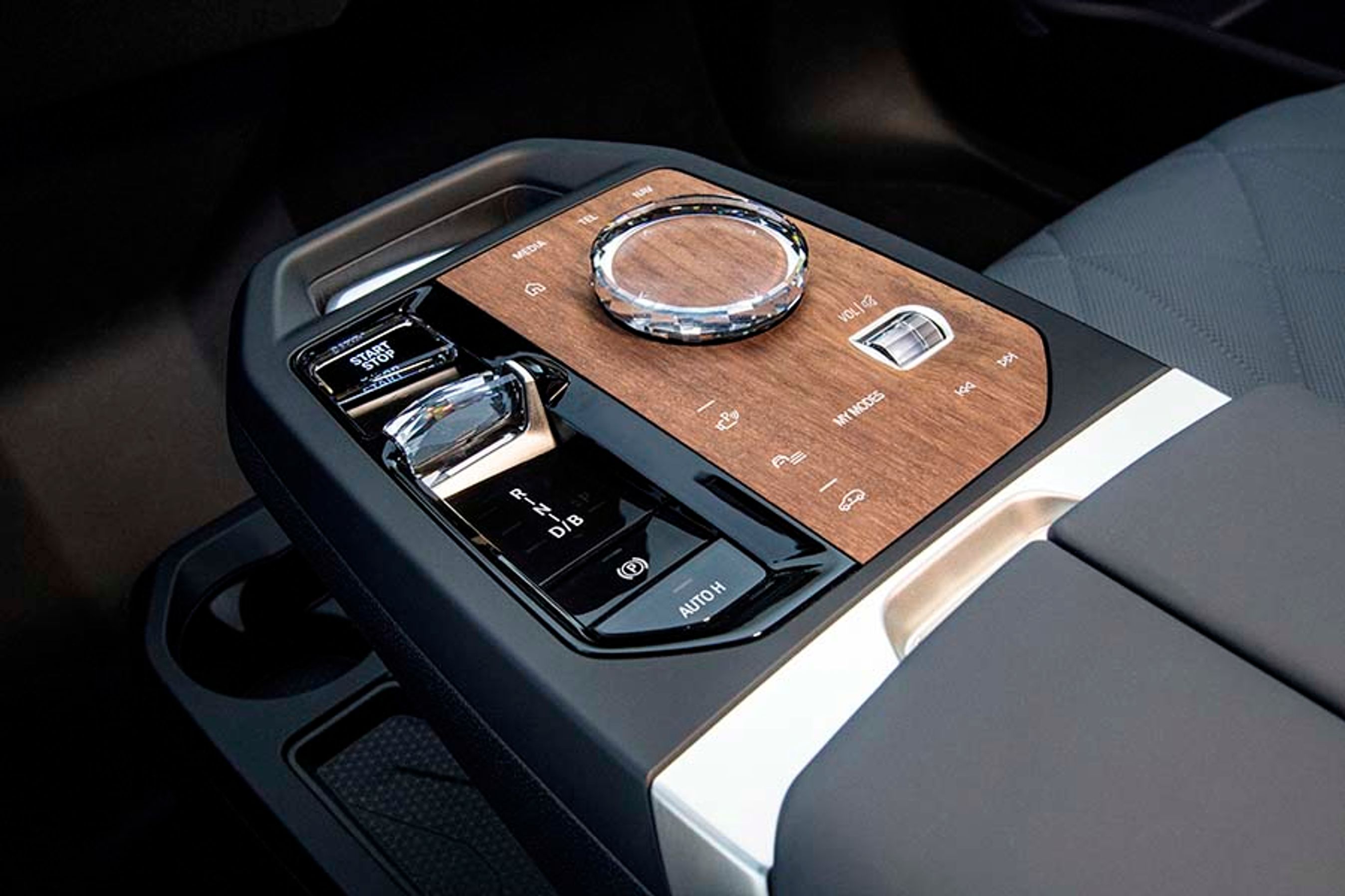 Drejeknappen til infotainmentsystemet og grebet på gearvælgeren er fremstillet i krystalglas, og træværket er naturligvis ægte.