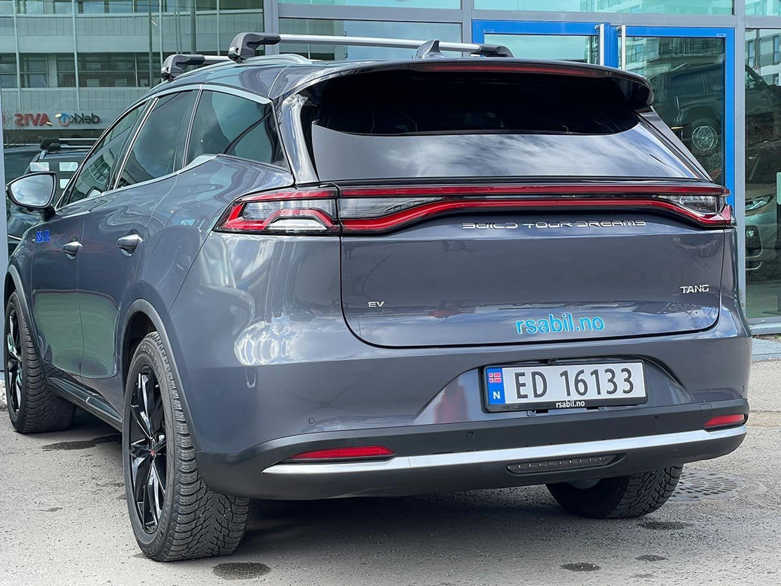 BYD Tang er en stor og temmelig luksuriøs elbil, som er til salg i Norge. BYD kommer til Danmark i 2023 med tre modeller.