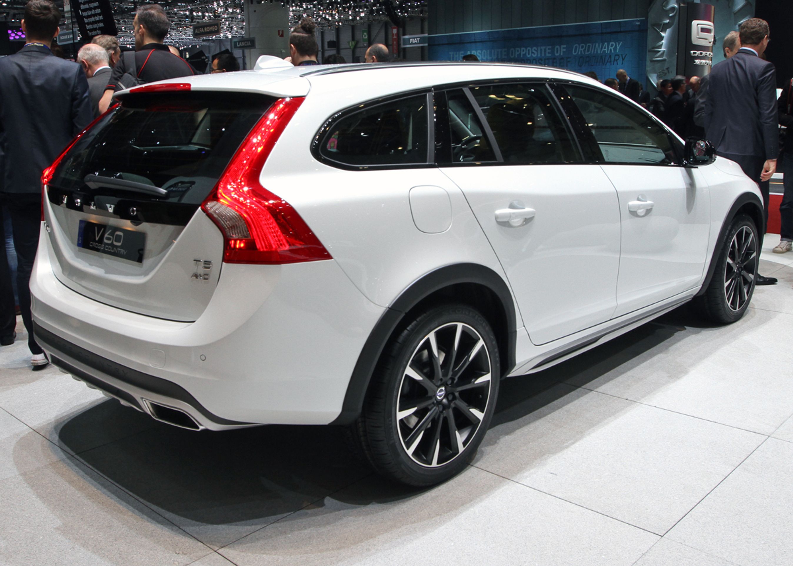 Volvo V60 Cross Country er sammen med S60-udgaven klar til sommer.