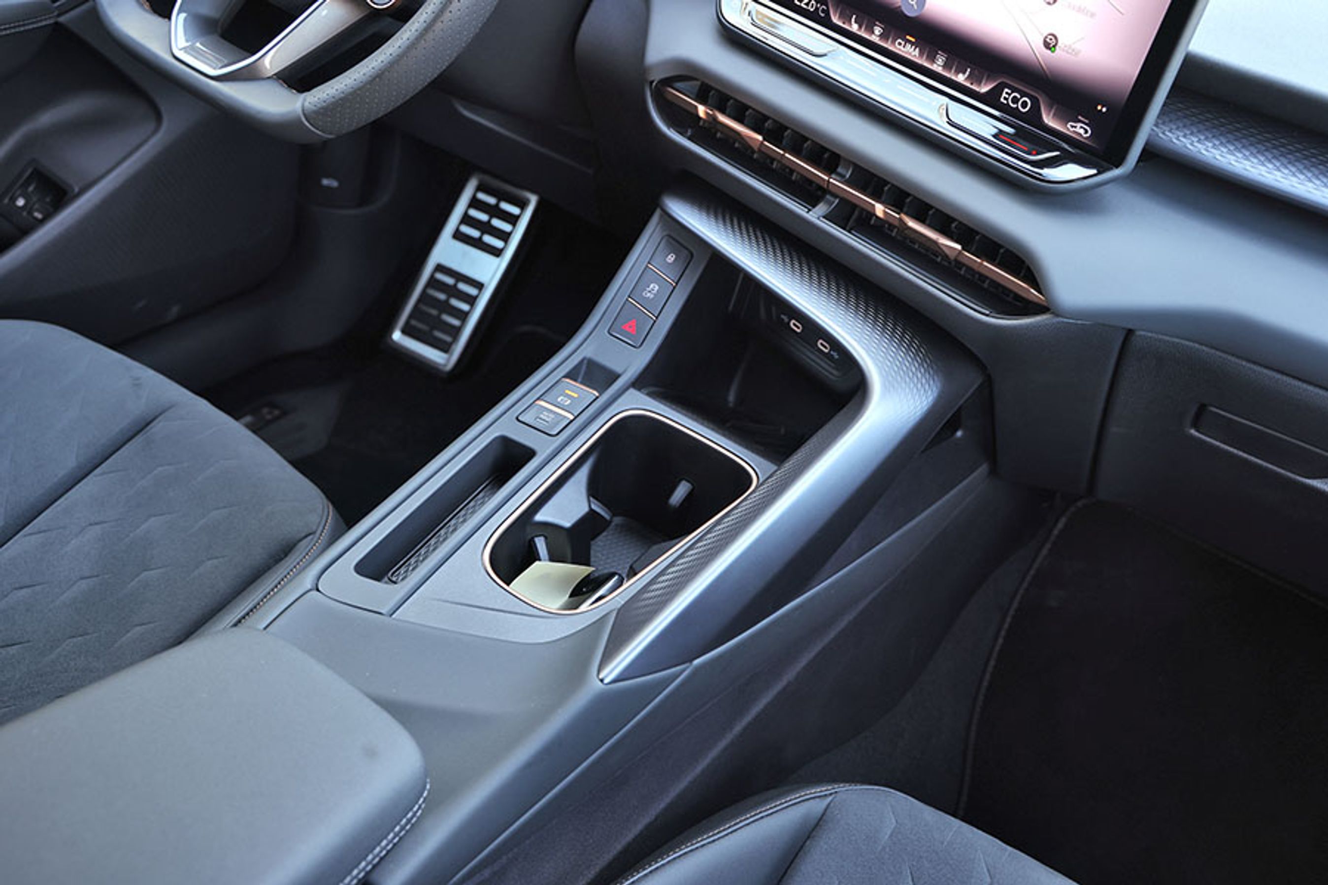 I og med at gearvælgeren er flyttet op til rattet, er der blevet god plads i midterkonsollen til bl.a. kopholdere og trådløs opladning af mobilen.
