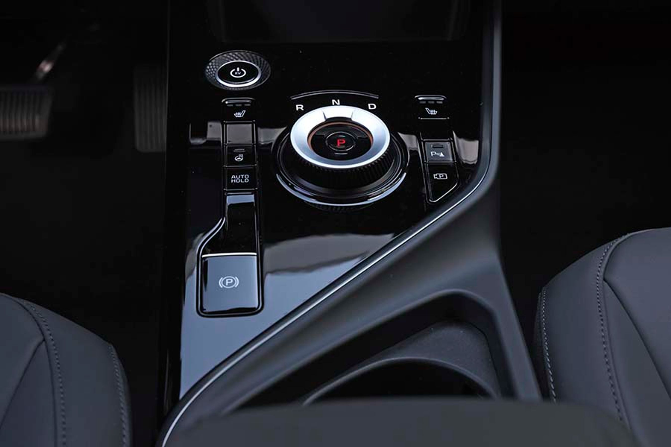 Gearvælgeren er en rund drejeknap, der er placeret mellem forsæderne. Den er let at betjene, uden at man samtidig skal se på den.