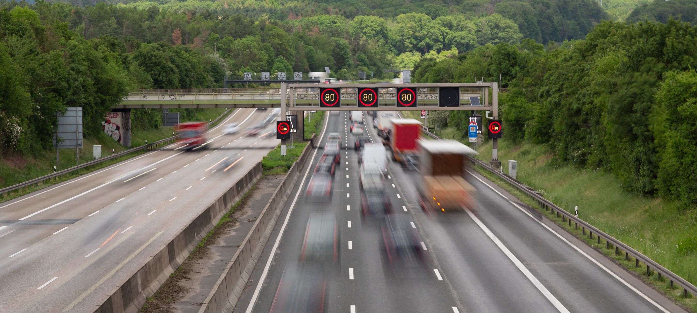 Danskere strandet i udlandet får nu lov at køre hjem i deres udenlandsk indregistrerede bil.