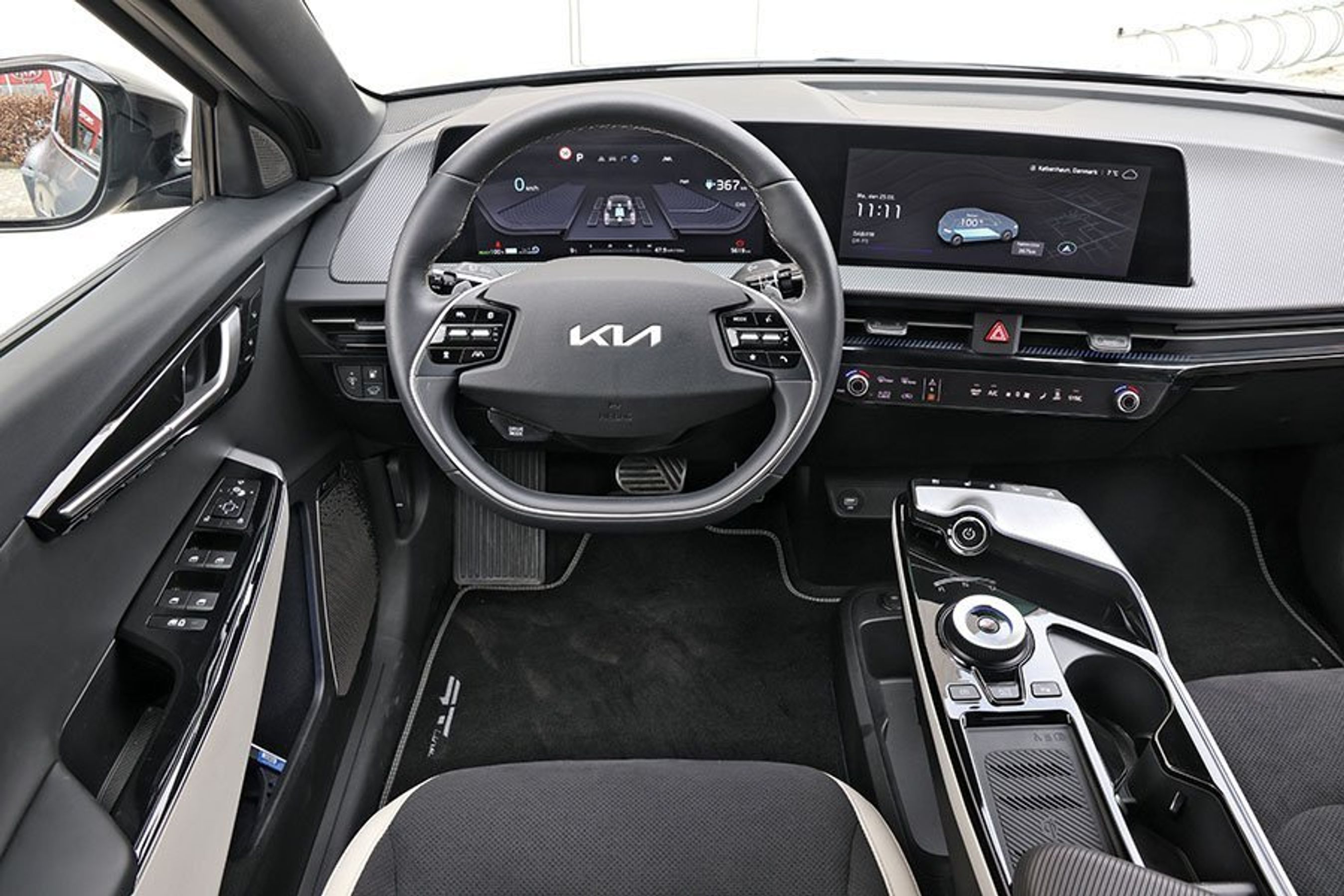 Førerpladsen i en Kia EV6