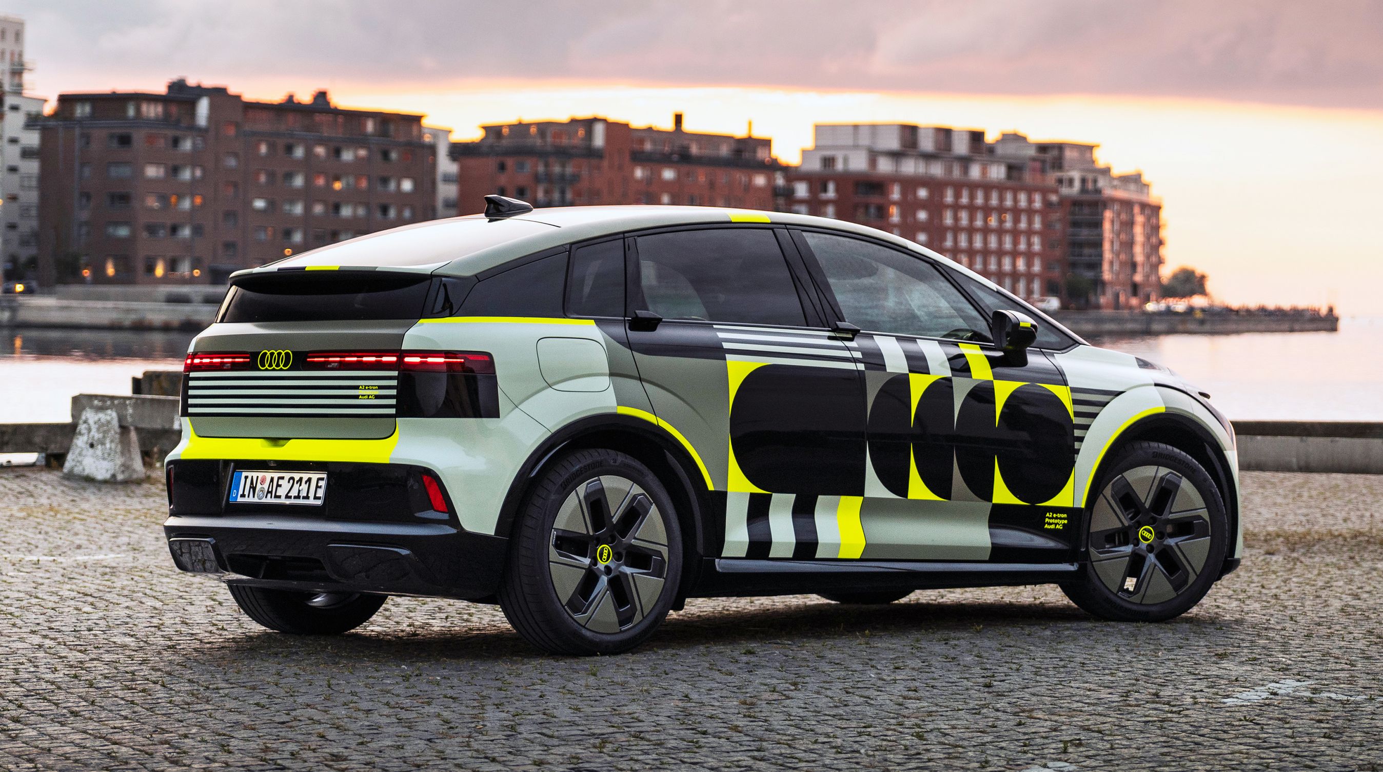 Kamufleret Audi A2 bagfra.