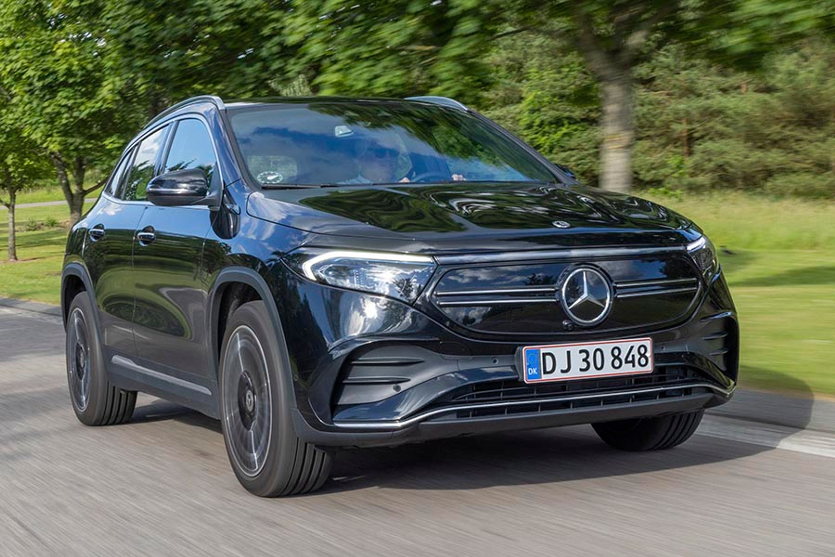 Elbilerne fra Mercedes har en næsten identisk front med den store stjerne i midten. Denne EQA-model er mærkets mindste elbil, men efterlader et godt indtryk.