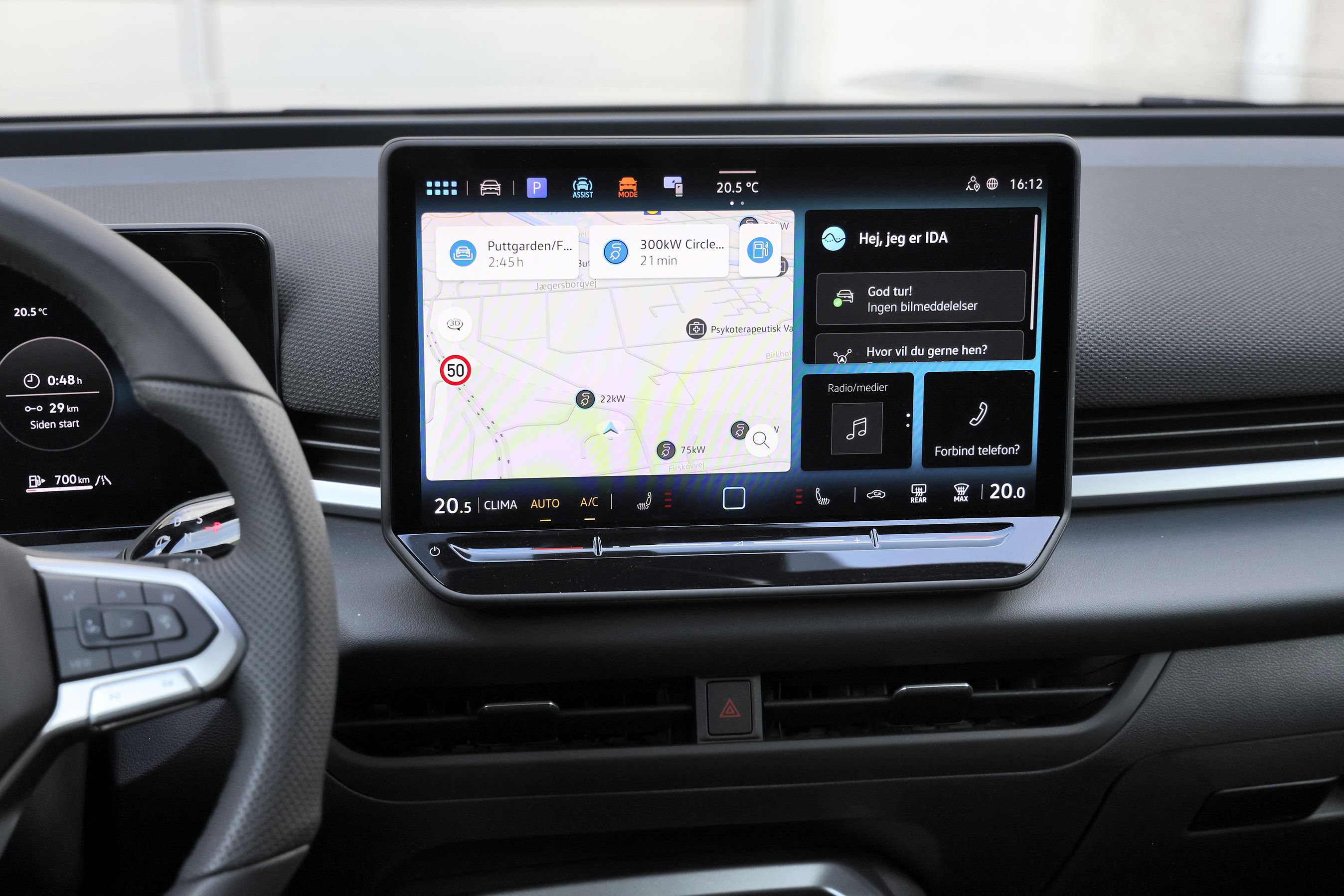 Trykskærm i en VW T-Roc 1.5 eTSI R-Line fra 2026. 