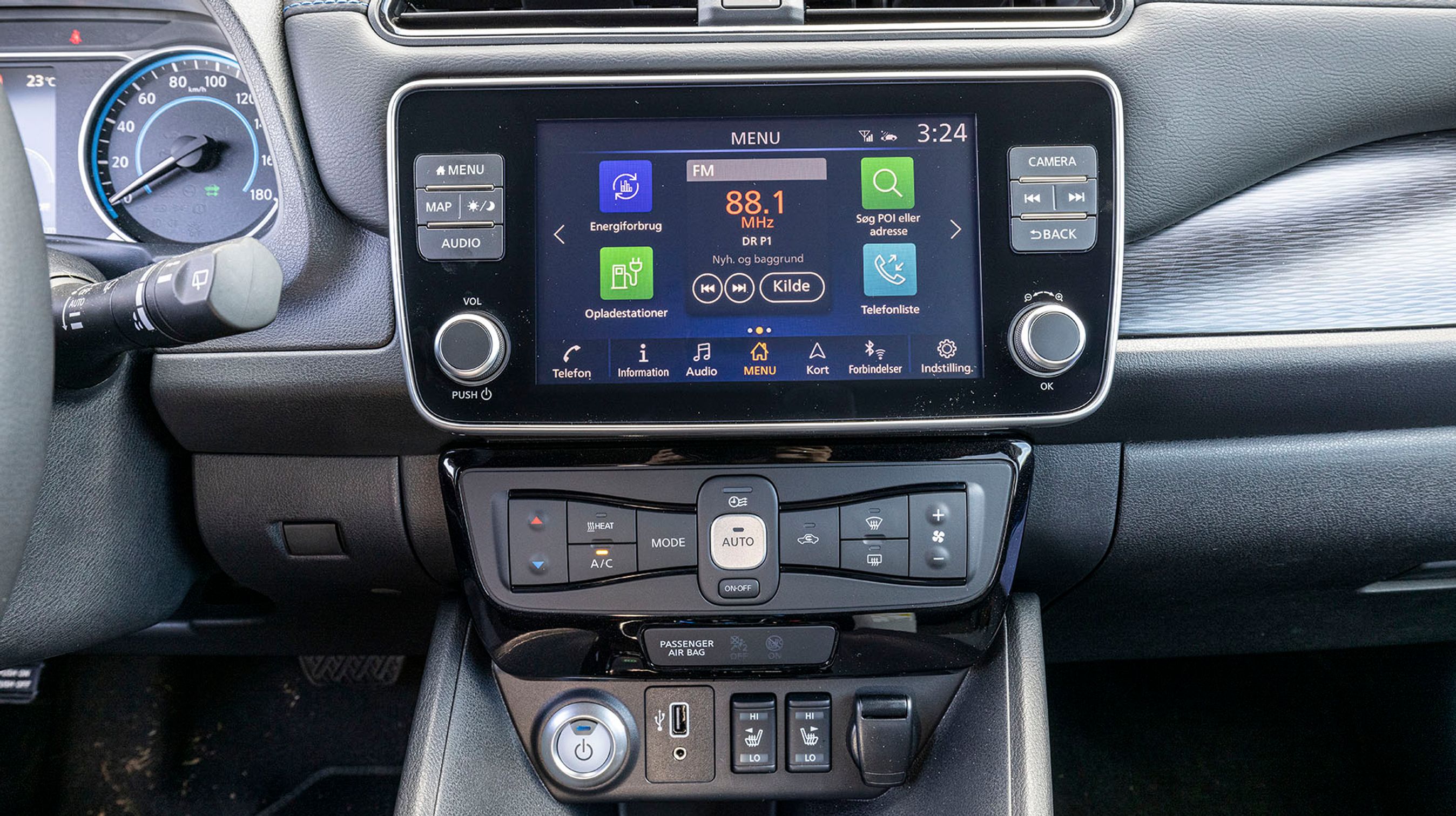 Skærmen i midten har mange fine funktioner, og her kan man bl.a. indstille ladetidspunkter og udlæse kørselsdata. Der er desuden bakkamera og navigationsanlæg.