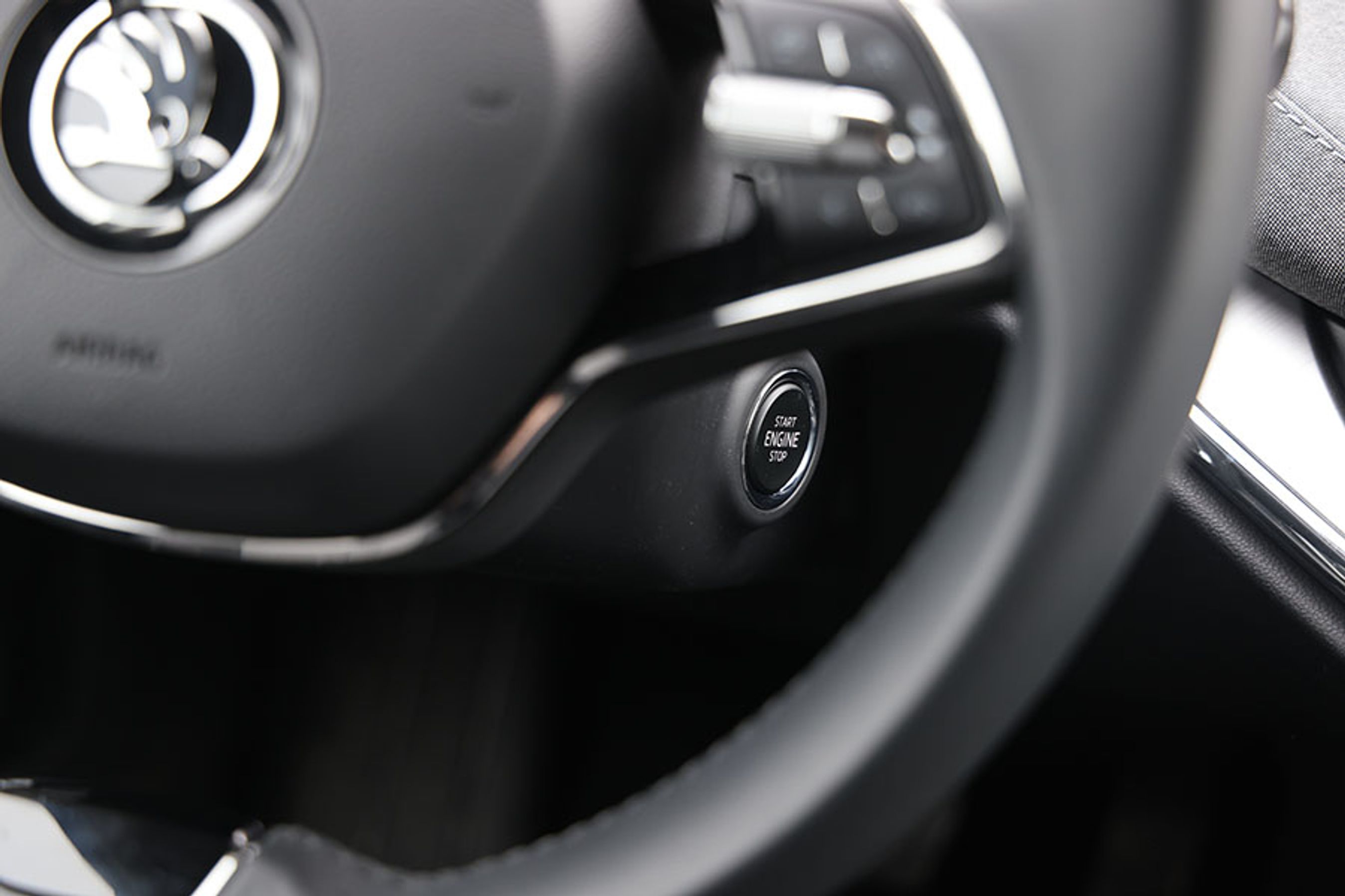 En startknap er placeret på ratstammen, men til hverdag behøver man ikke at aktivere den, da der er sædekontakt, der registrerer, om man sidder på førersædet. Gør man det, er bilen klar til at køre.