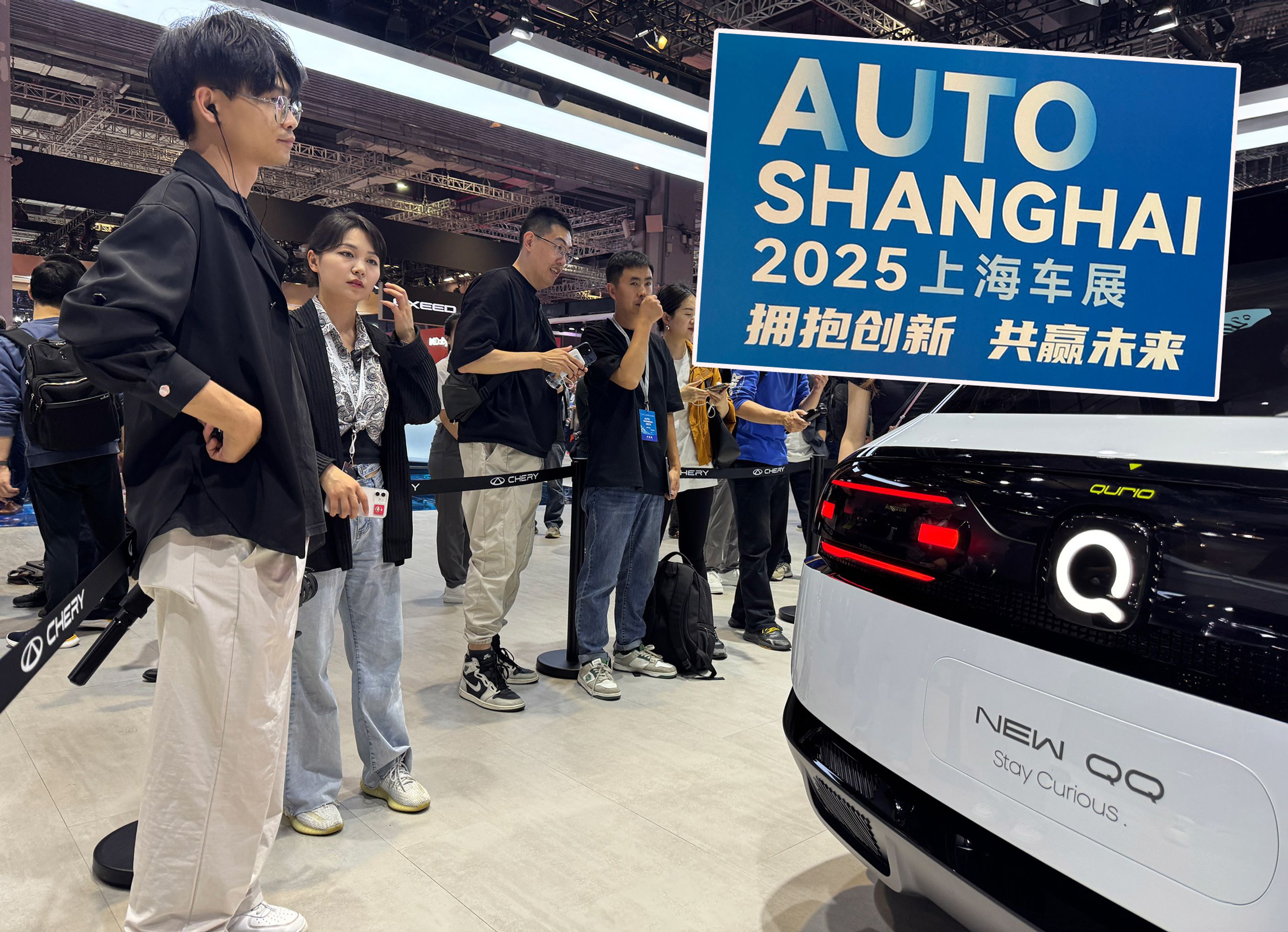 Kinesere kikker på hvid bil på udstilling.