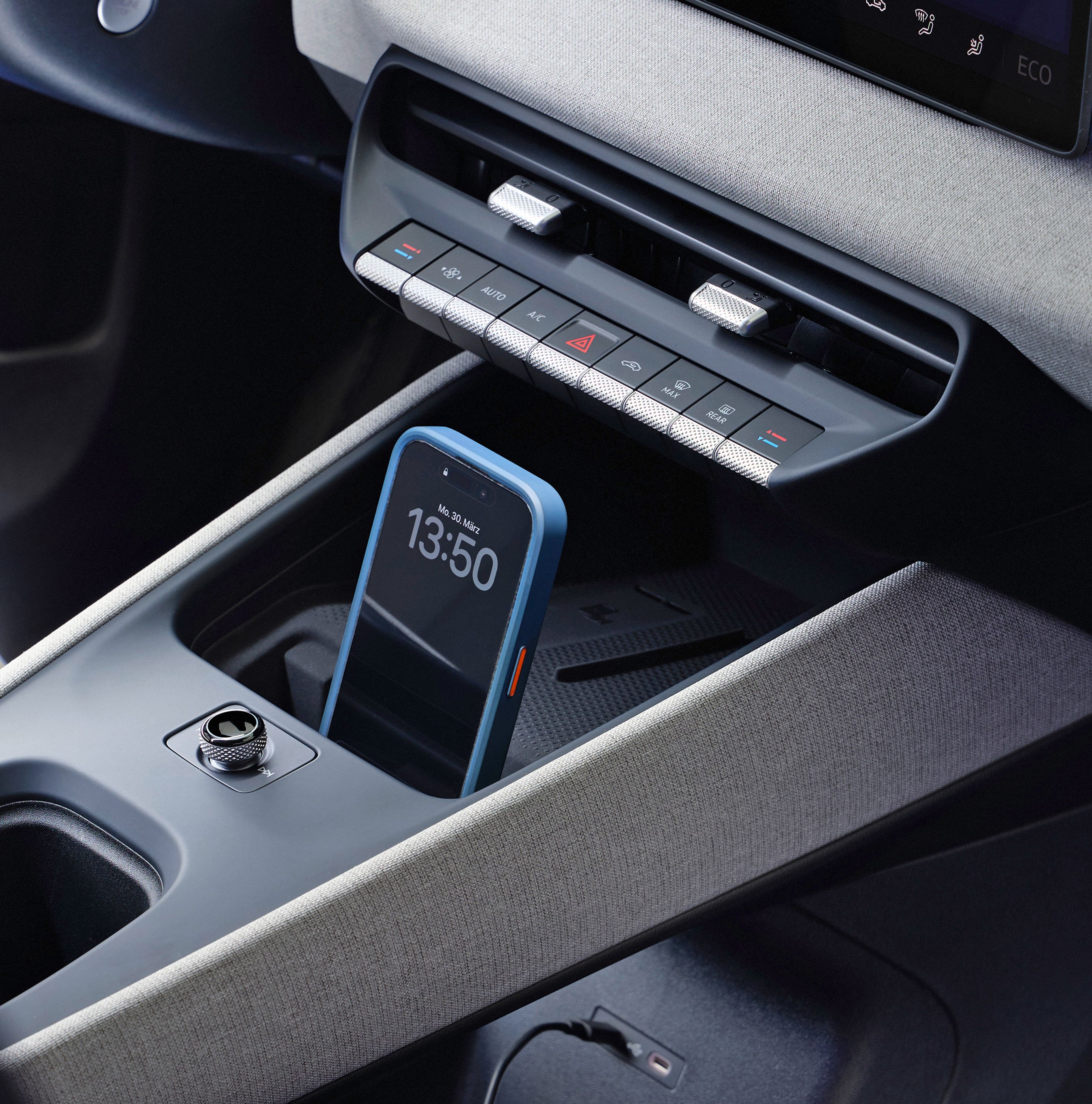 Detalje fra ID. Polo med telefon og klimaknapper.