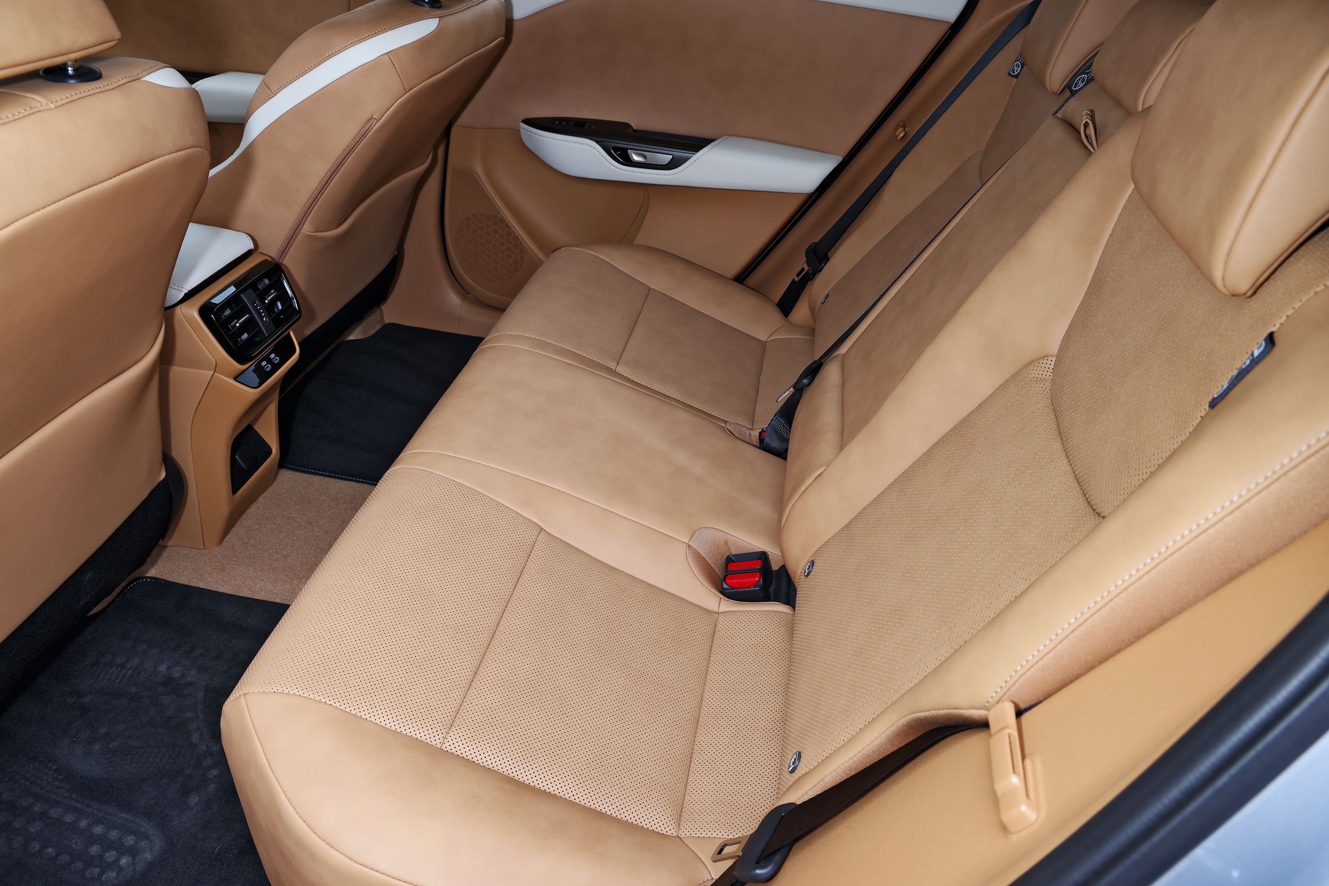 Bagsæde i en Lexus RZ