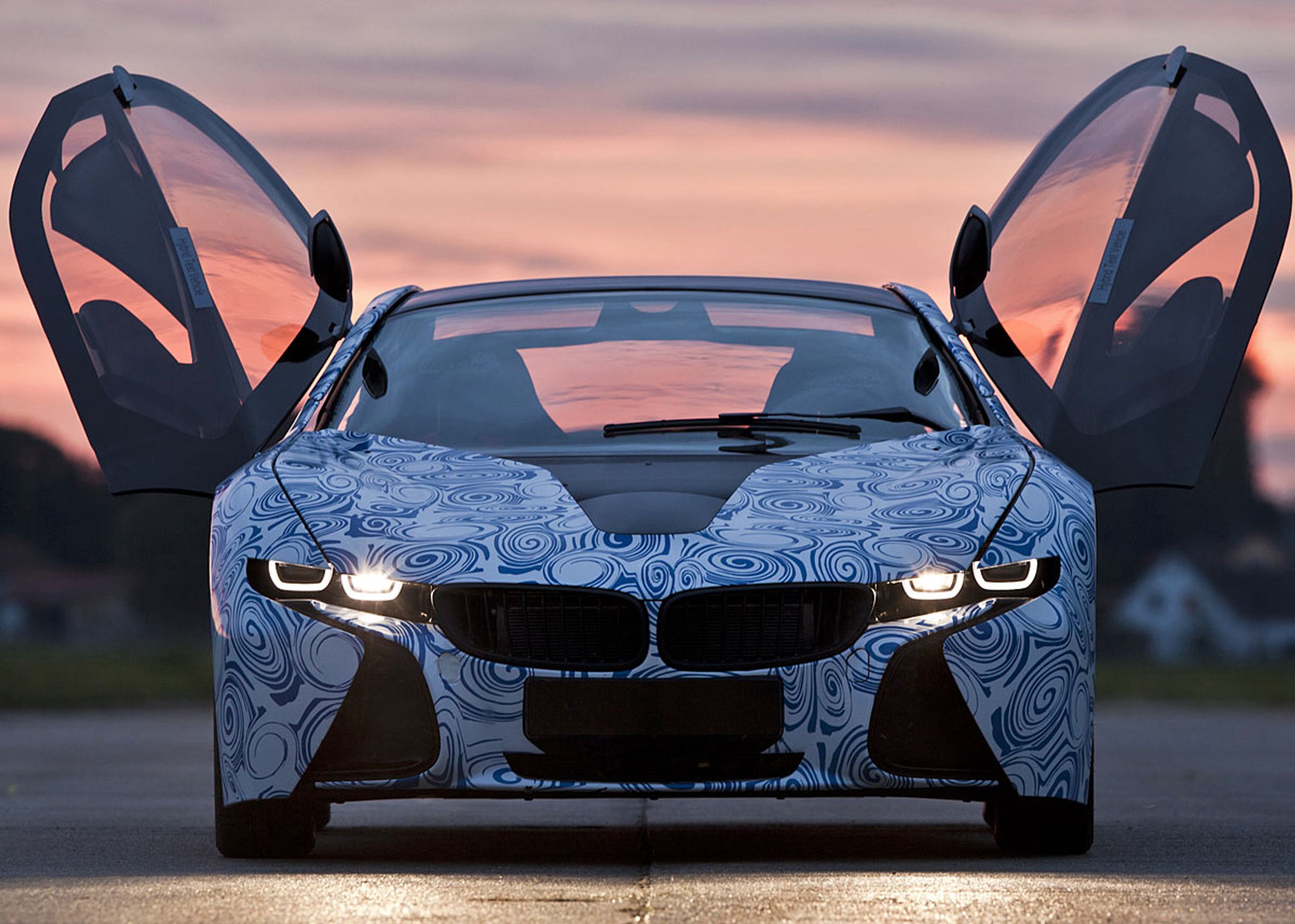 Klap-op-dørene er beholdt i prototypen, der kan køre 50 km på batteristrøm.