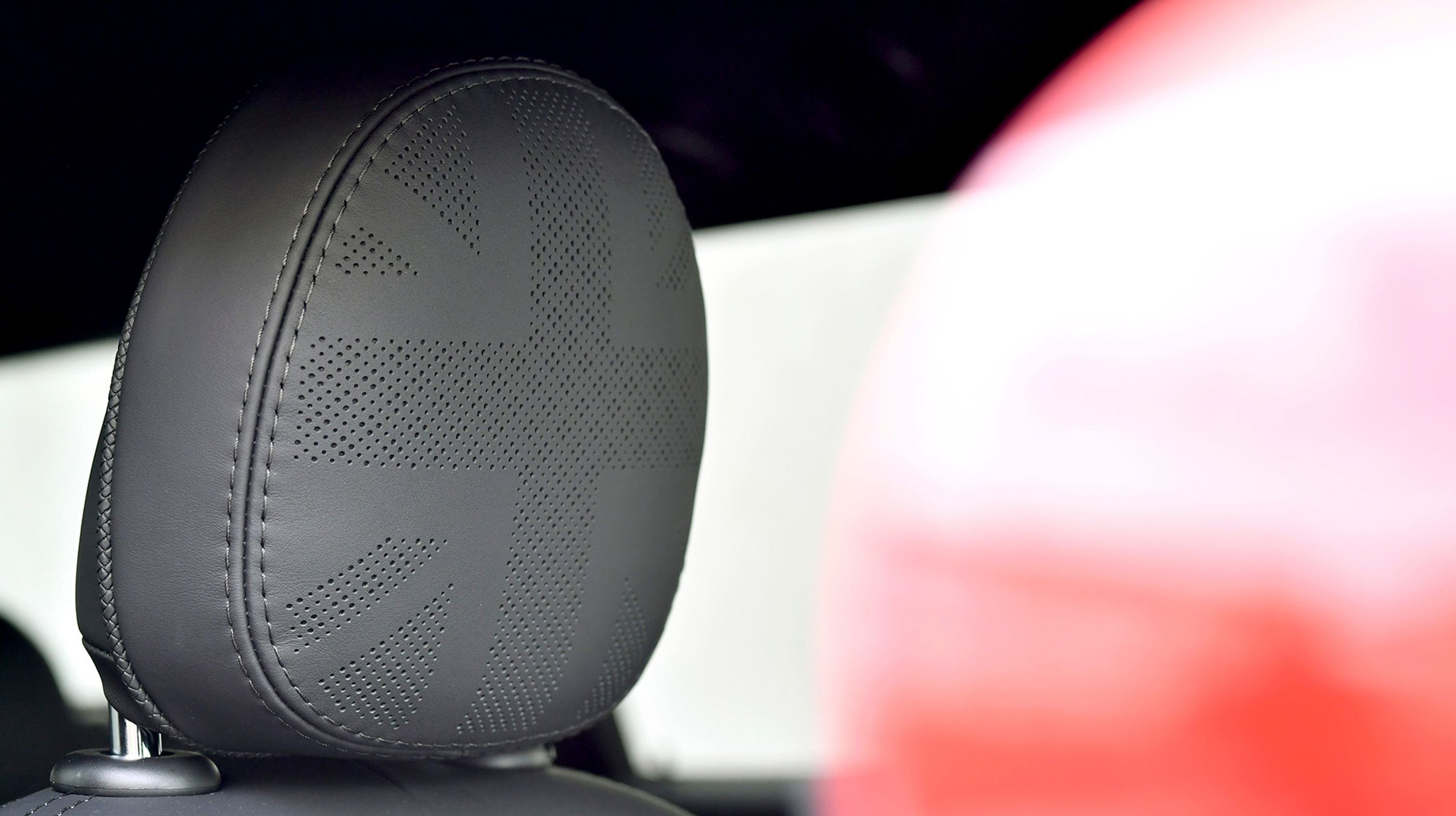 Overalt på bilen findes symboler, der leder tankerne hen på det britiske flag, Union Jack. Her er det hovedstøtten ved forsæderne.