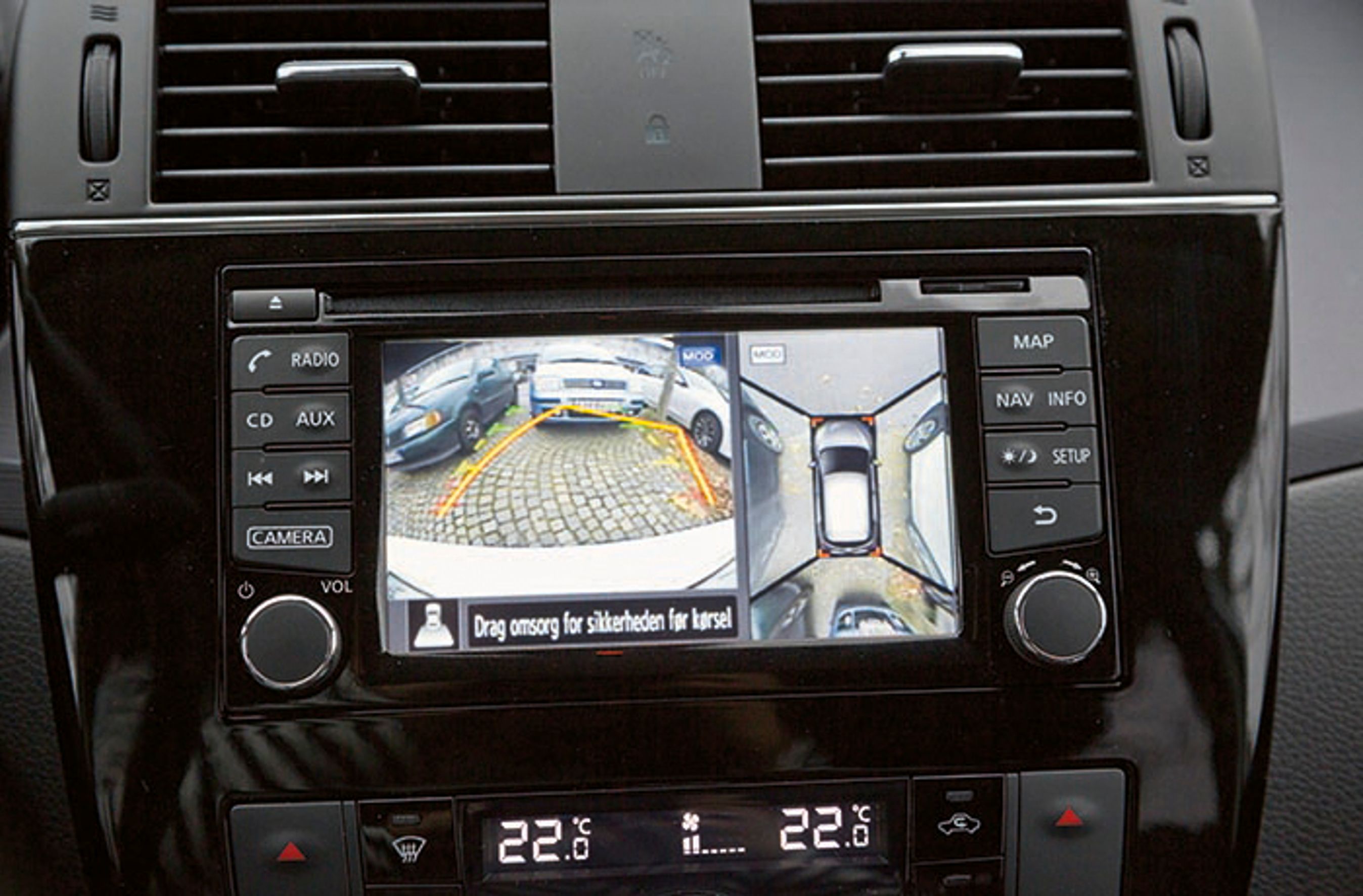Bakkamera og det særlige billede, hvor man ser bilen oppefra, gør det let at holde øje med omgivelserne.