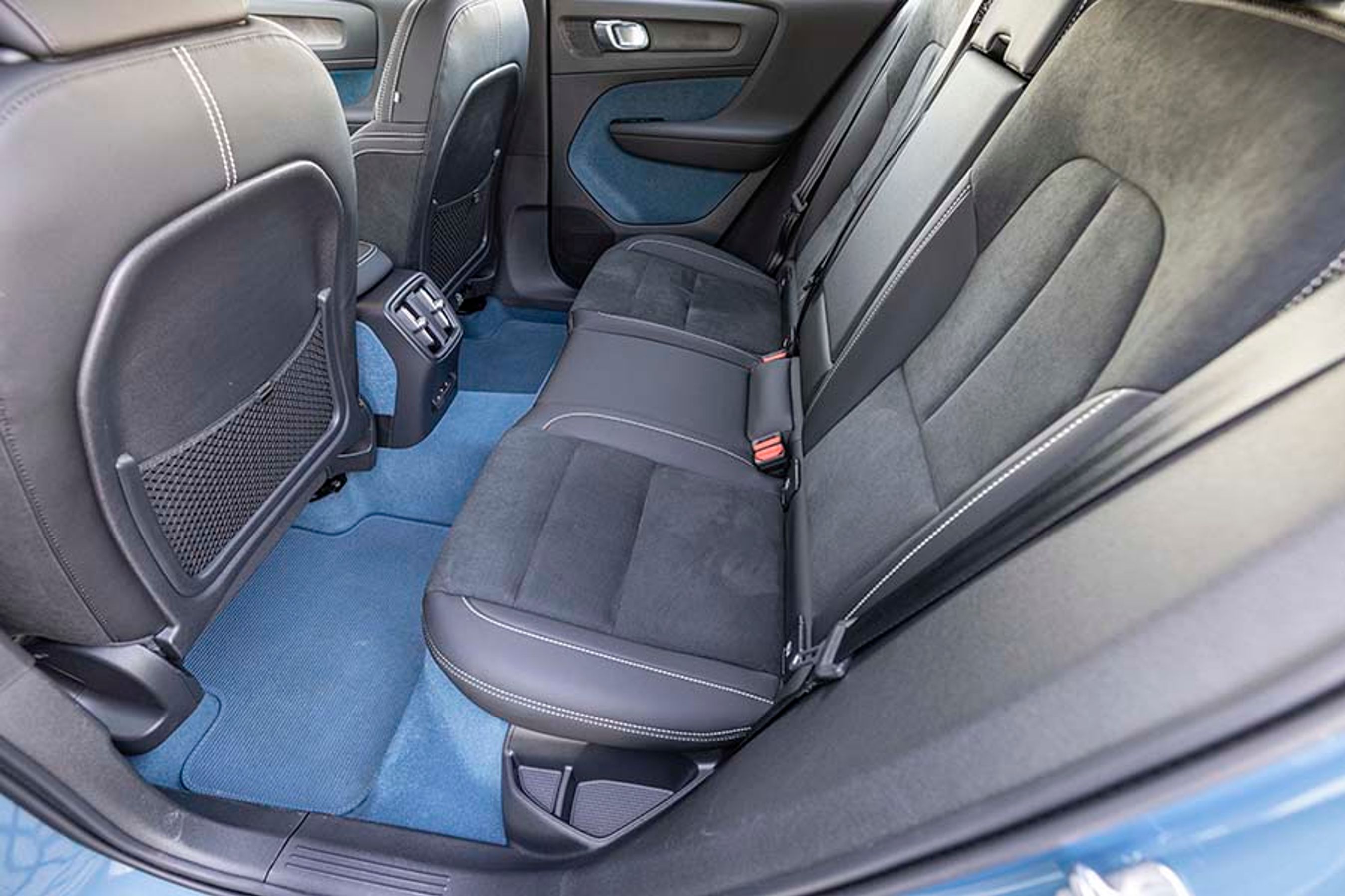 Der er god plads til knæ og fødder ved bagsædet, idet man sidder opret med fødderne nede i fodbrønden. Loftshøjden er dog begrænset af det skrånende tag. Blåt indtræk er ekstraudstyr til udgaven med blå lak.