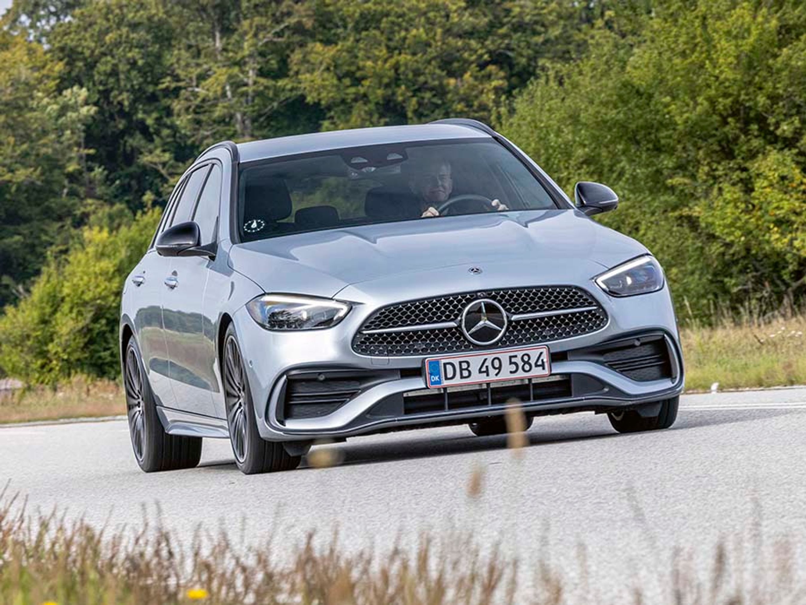 Den nye C-klasse er fornyet fra ende til anden, men fastholder alligevel den udstråling, som har gjort denne modelserie til den mest populære fra den tyske bilproducent.