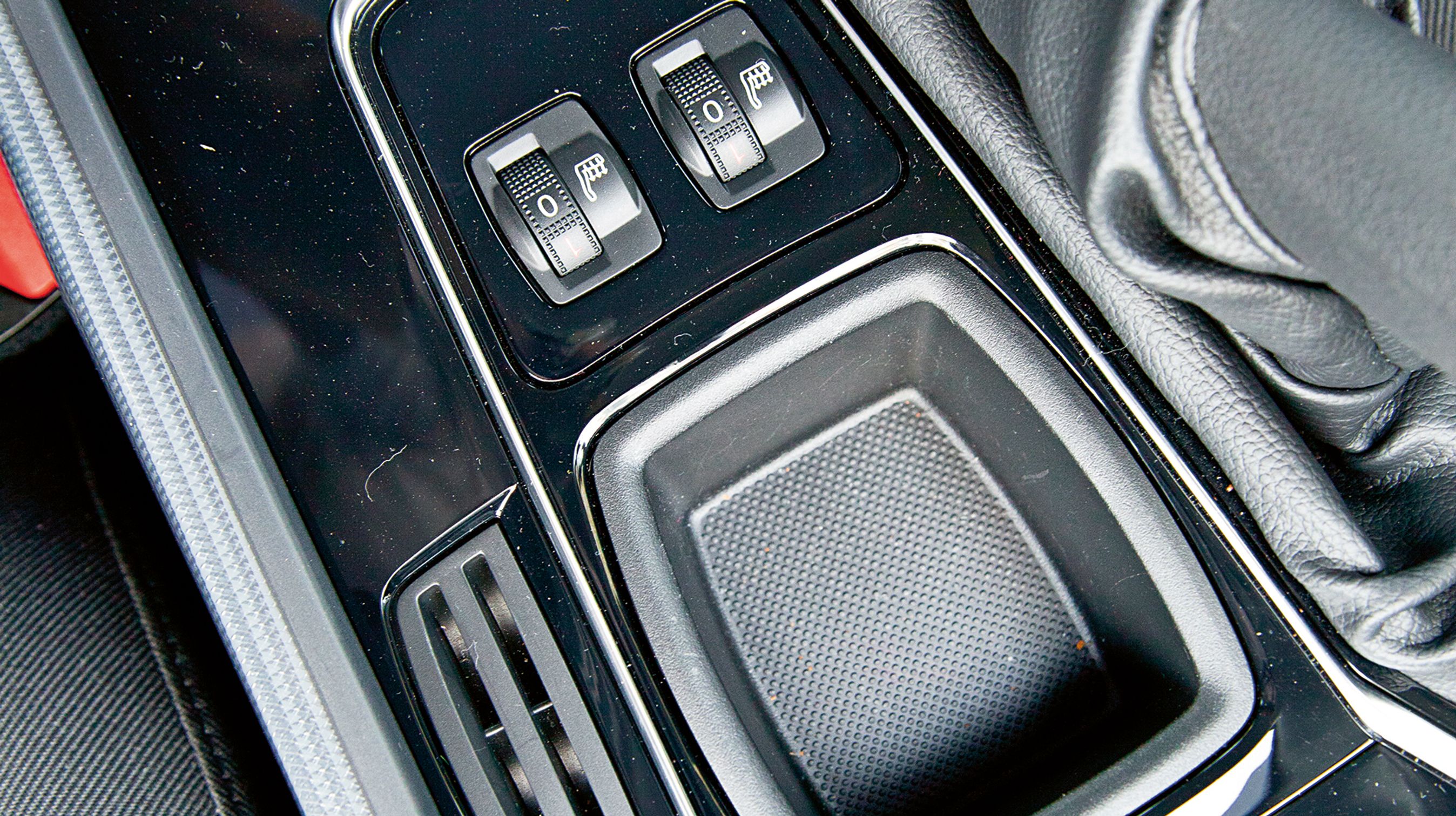 Det kniber voldsomt med fralægningspladsen i 508. Der er dette lille rum mellem forsæderne og en skuffe med lidt plads til venstre for rattet. Desuden er der et handskerum og et par små dørlommer, men der er udtalt mangel på f.eks. kopholdere.