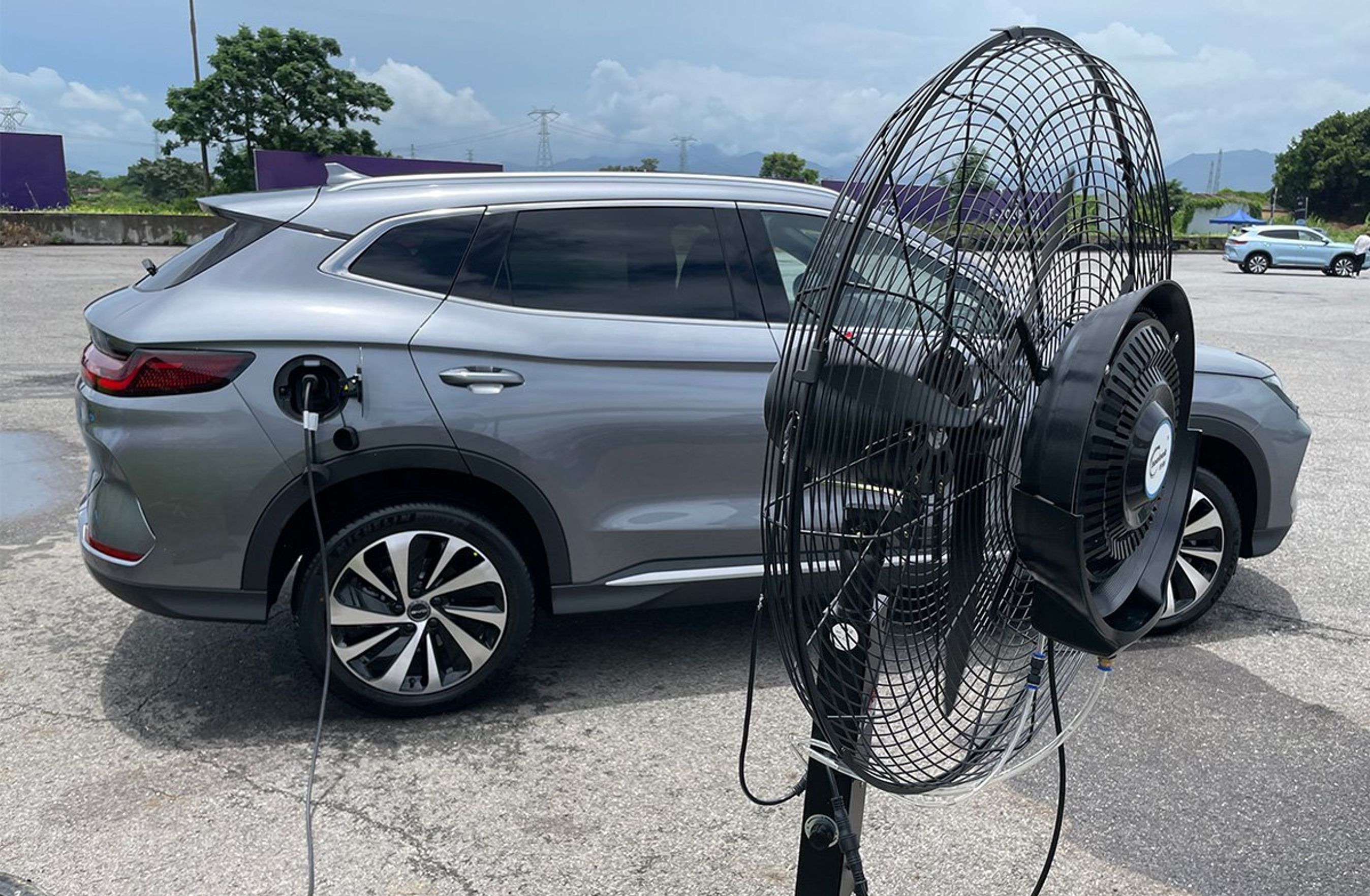 BYD Seal U der driver en blæser.