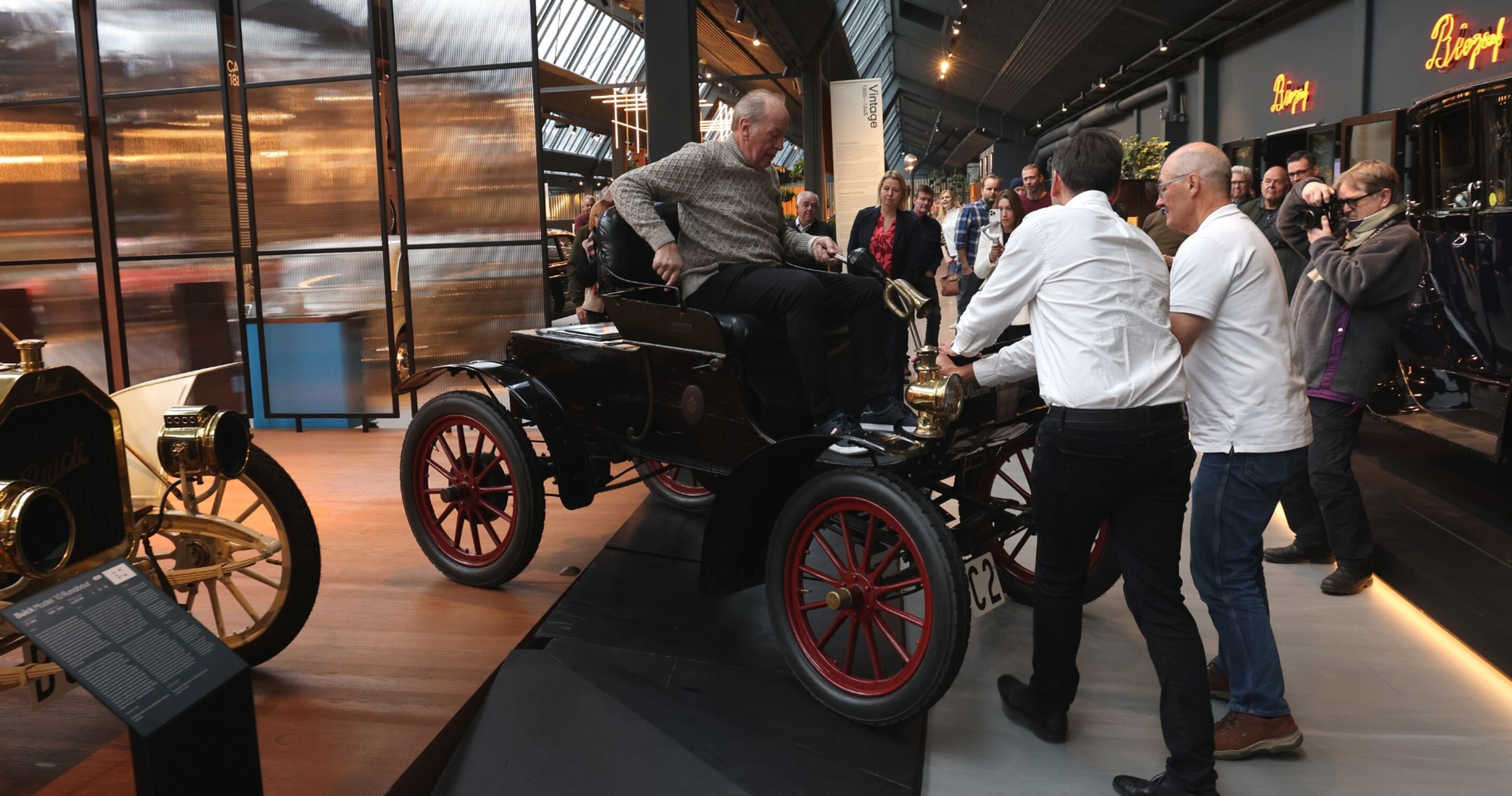 Oldsmobilen 'bakses' op på podium