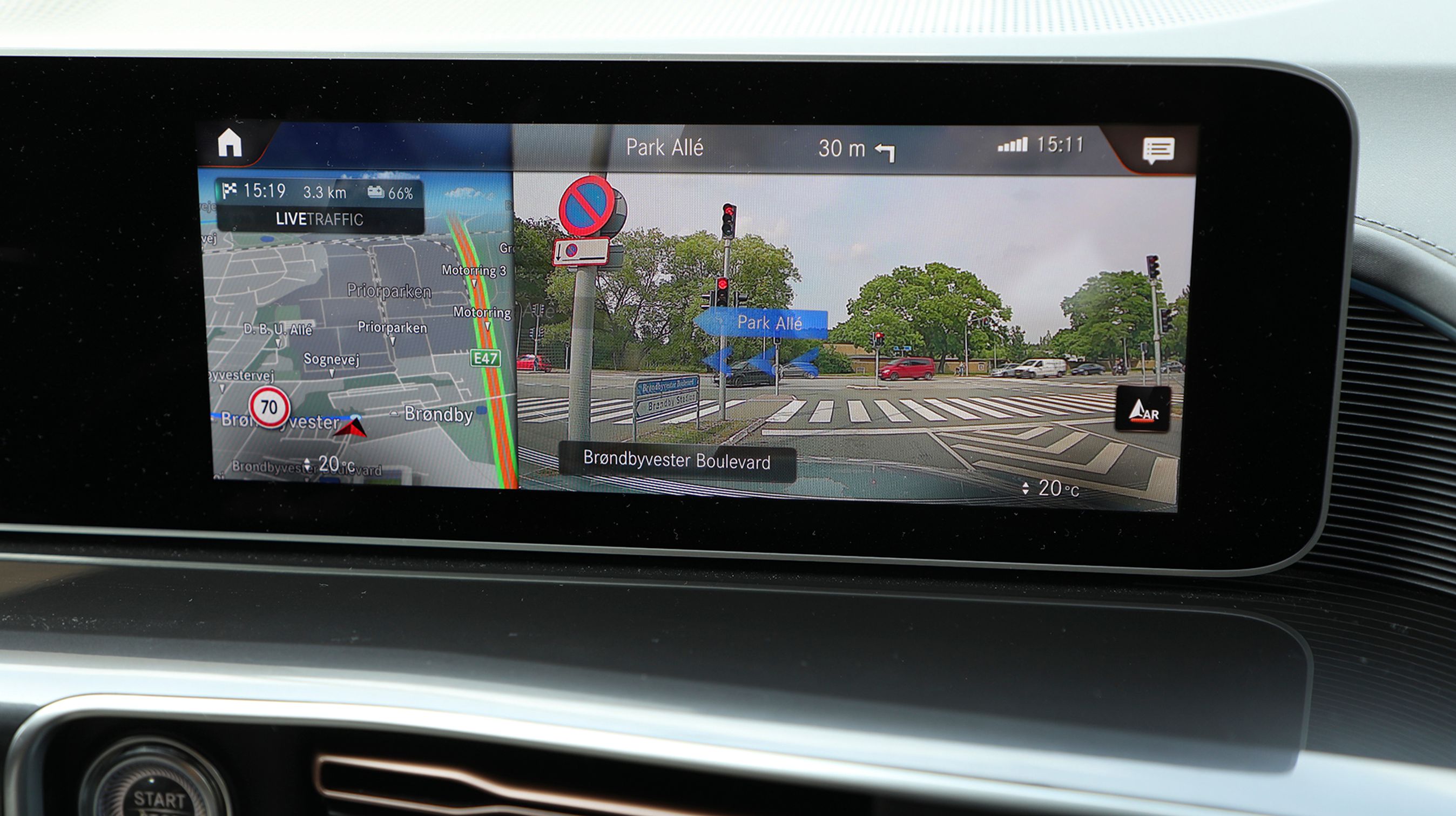 Som ekstraudstyr fås en funktion, hvor billedet fra kameraet i forruden kombineres med navigationsanlægget, så man får pilevisning præsenteret i billedet af de virkelige vejforløb.