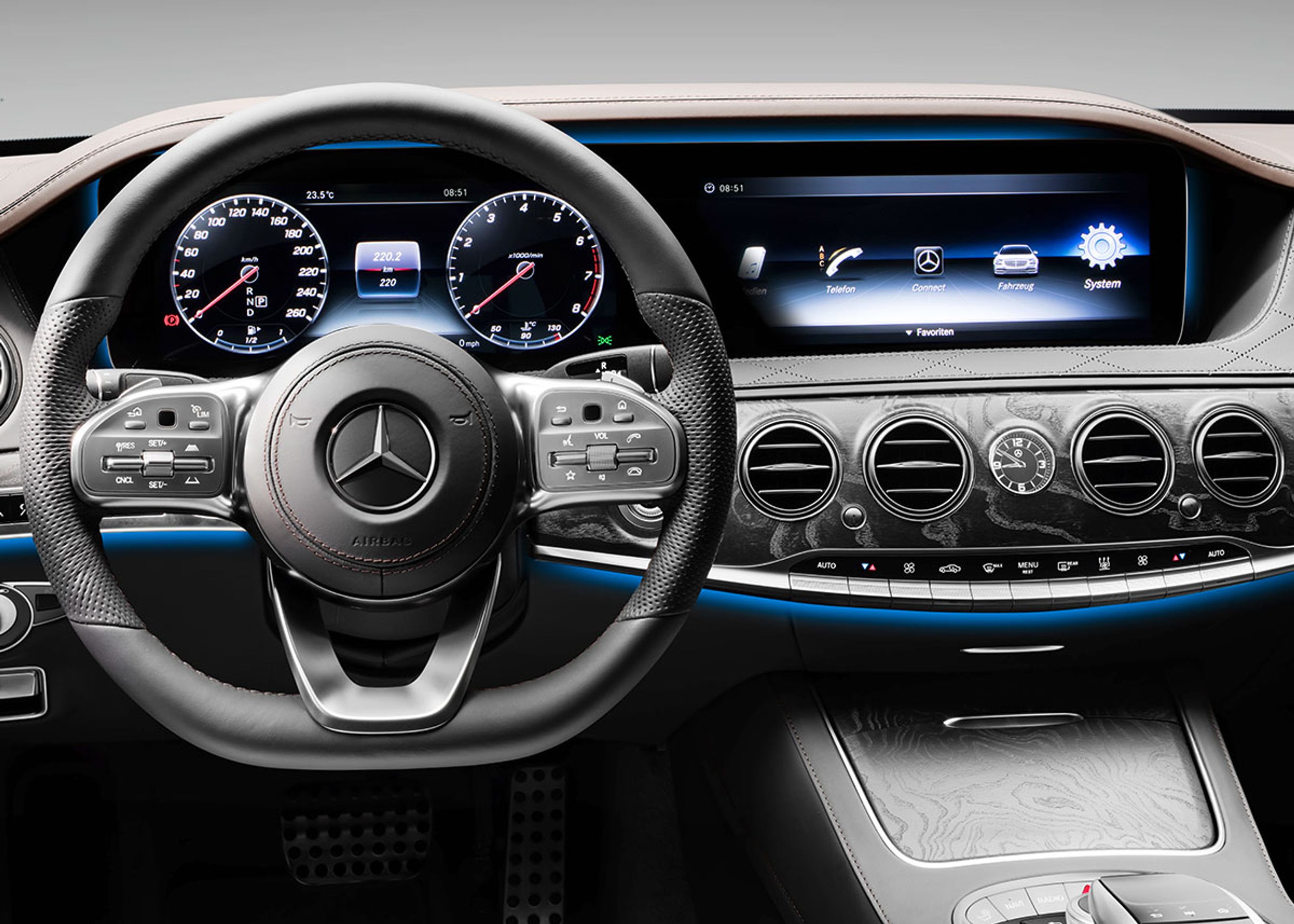 De to 12-tommer skærme smelter nærmest sammen til én og giver en wau-effekt. Opløsningen af skærmene er nu endnu højere. Foto: Daimler