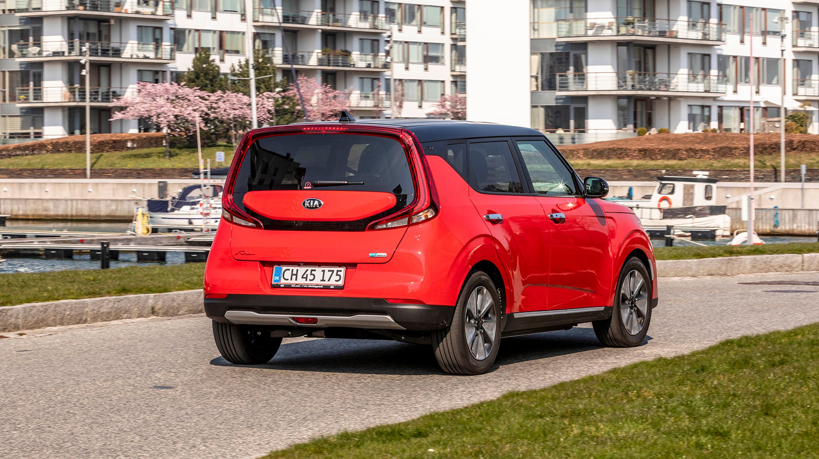 Udvendigt er baglygterne med det runde svaj forneden det mest iøjnefaldende ved e-Soul. Irriterende nok er læssehøjden til bagagerummet højere end på mange andre biler.