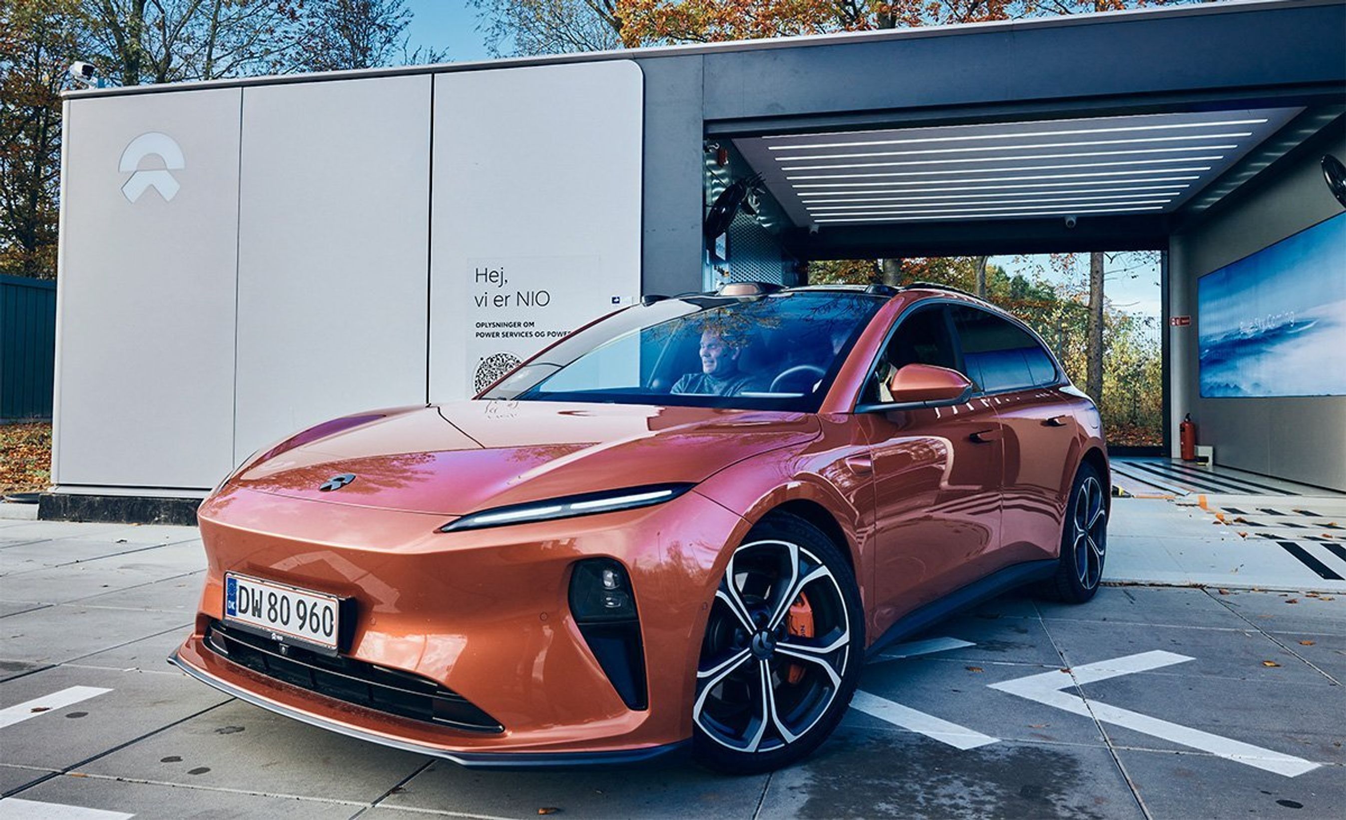 Rød Nio foran batteriskiftestation.