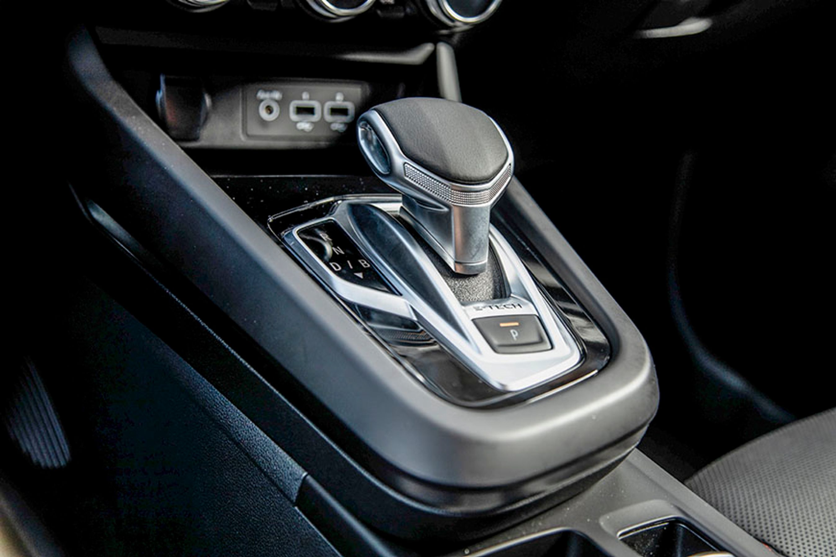 Arkana kommer i to udgaver, men har altid automatgear. Grundudgaven er en 1.3-liters benziner med et syvtrins automatgear af dobbeltkoblingstypen, mens hybridudgaven har et endnu mere avanceret automatgear med to indbyggede elmotorer.