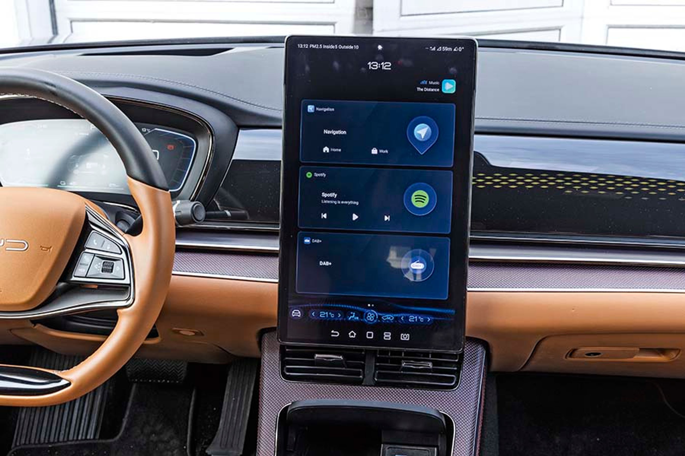 Skærmen i midten er stor og står fast i denne opretstående position. Alle bilens funktioner styres fra skærmen, hvor der heldigvis er reserveret et fast felt forneden til klimaanlæggets knapper.