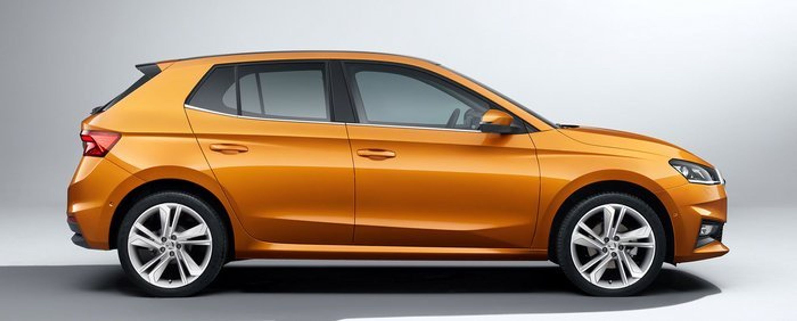 Fabia har fået en mere elegant profil, særligt den opadgående linje bagtil dæmper den nuværendes model kassestil.