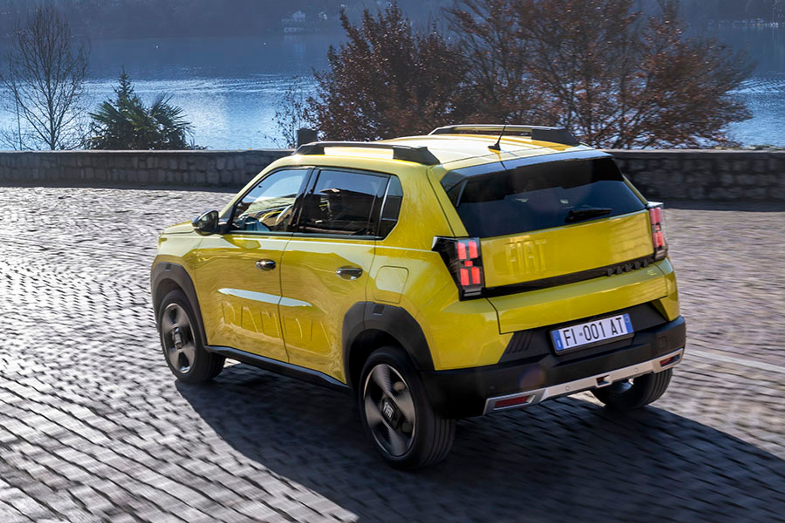 Den nye Grande Panda er en ret høj og rummelig bil målt på Panda-skalaen. Bagtil står der FIAT med store bogstaver, der er støbt ind i bagklappen.