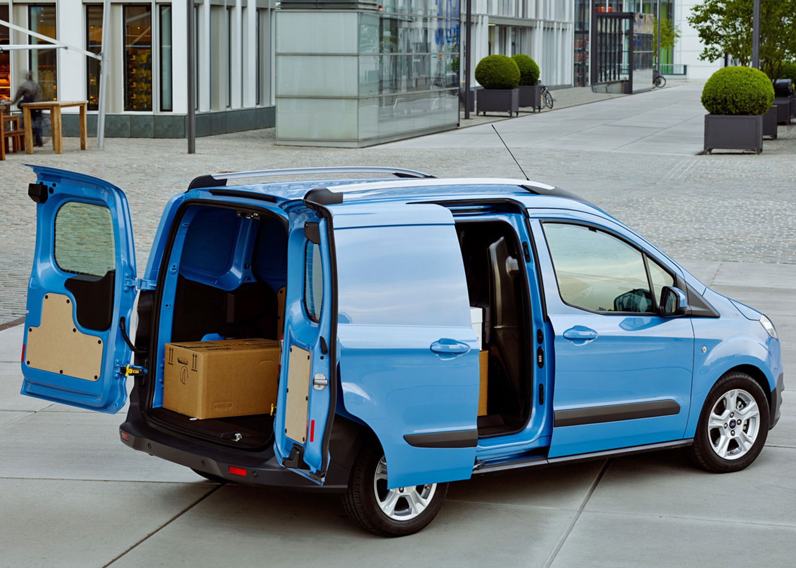 Ford Transit Courier har asymmetriske bagdøre, der kan åbnes i en vinkel på 158 grader. Desuden kan skydedøren i højre side suppleres med én i venstre side.