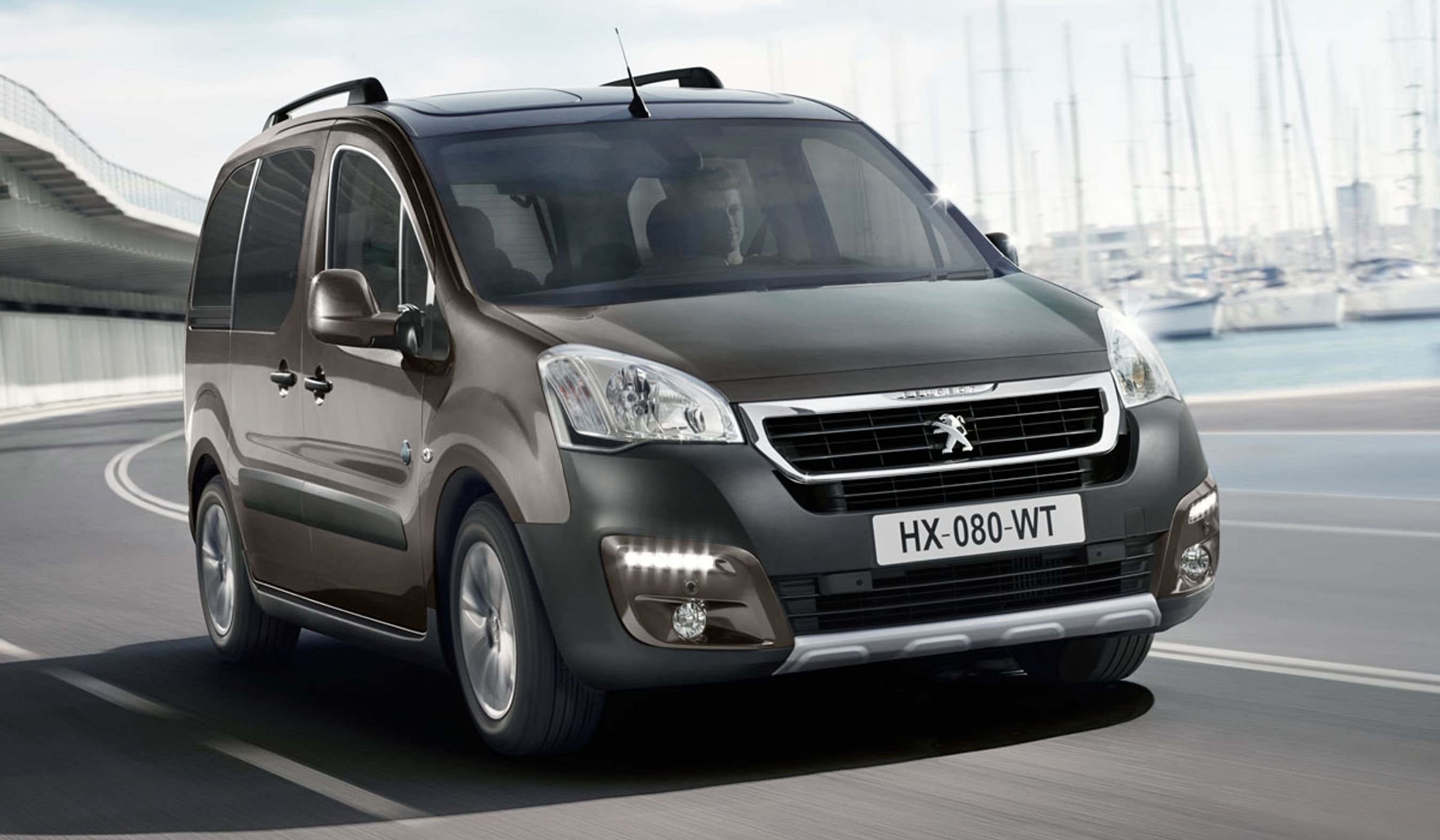 Løve-logoet er rykket fra motorhjelmen og ned i kølergrill’en på den fornyede Partner.