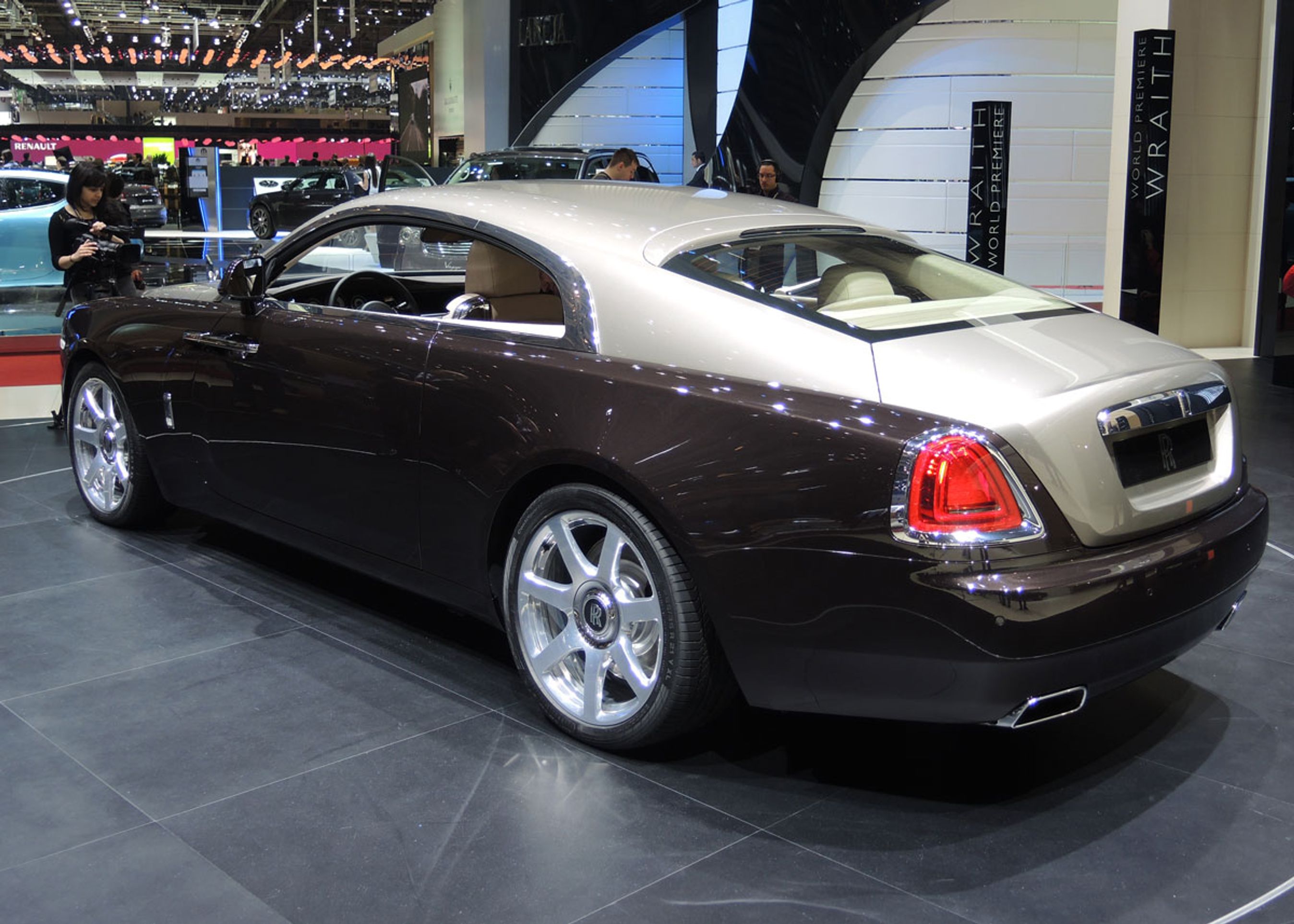 Rolls-Royce Wraith kaldes en fastback. Den har to store, baghængslede sidedøre.
