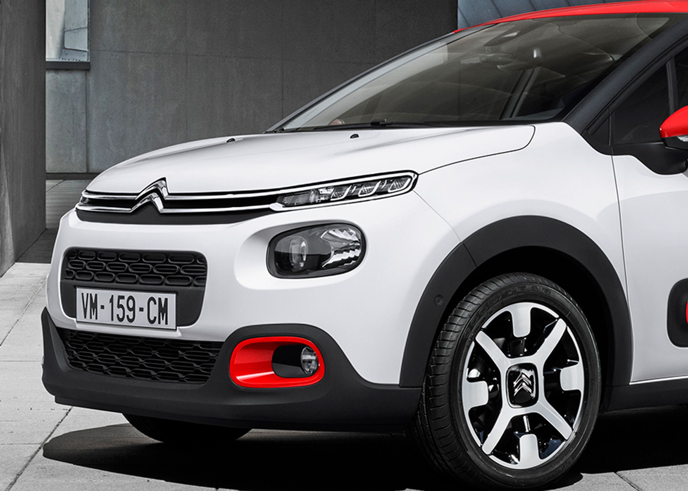 Citroën C3 får i den nye generation det kendte Citroën-ansigt med lygter i flere etager, en tværgående kølergrill med de to store vinkler samt mulighed for at kombinere farver på en spændende måde.