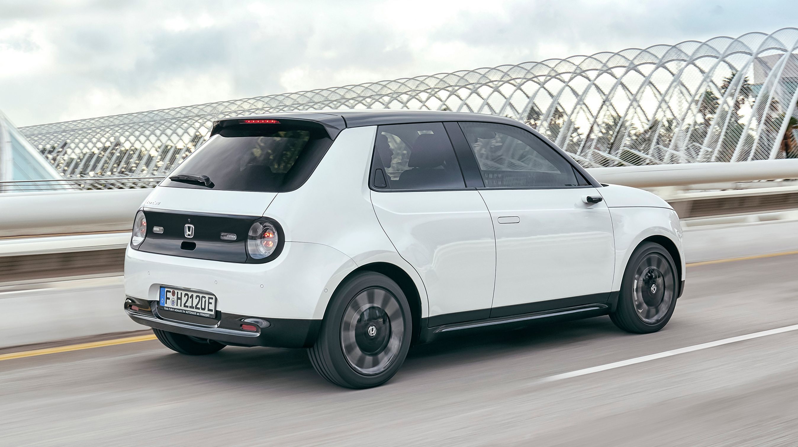 Også bagfra er Honda e let at kende med de runde LED-baglygter og det kontrastfarvede panel rundt om lygterne. Desværre er der ikke lys i baglygterne, når man kører med kørelys.