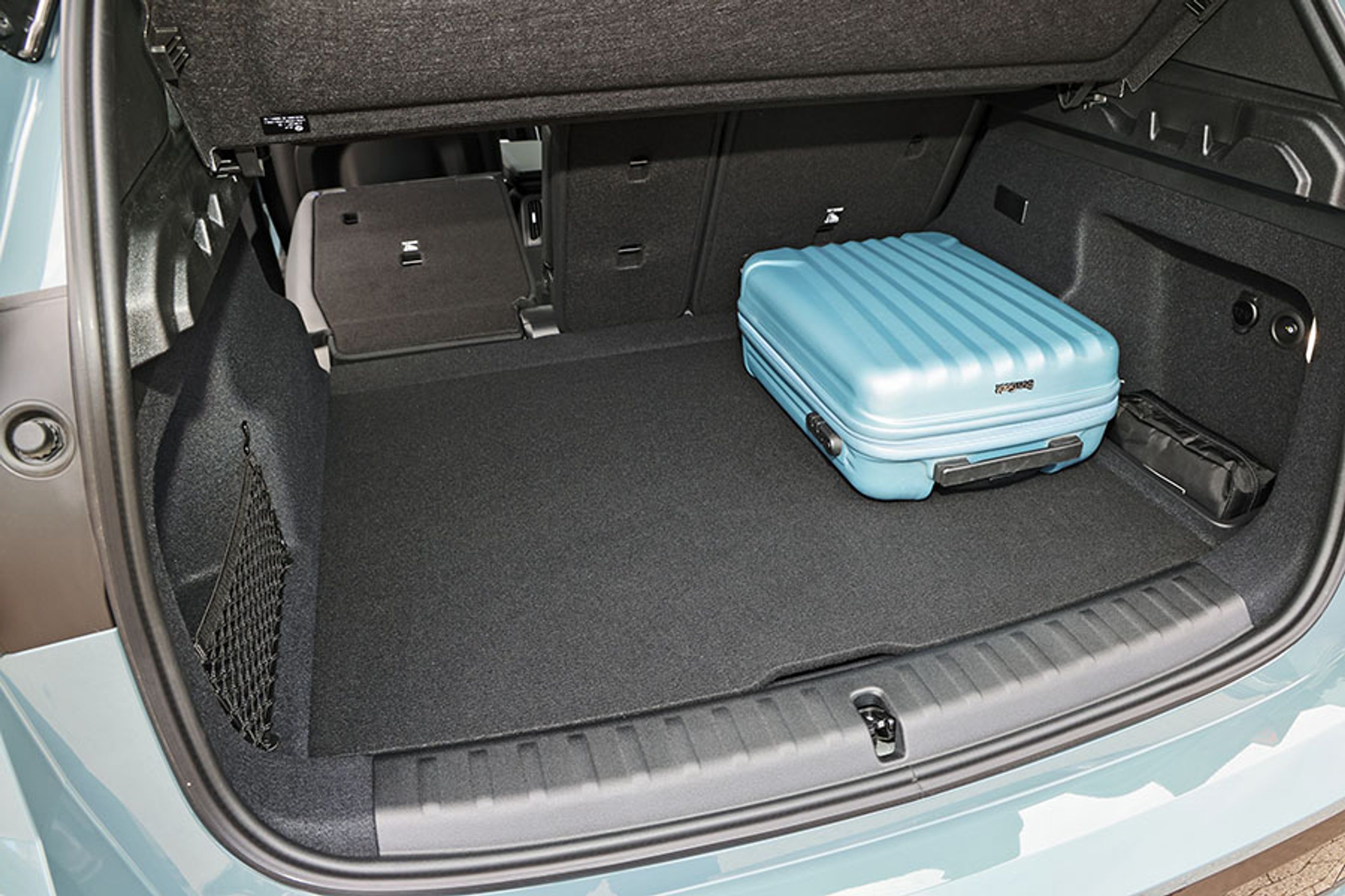 Der er et 490 liters bagagerum, og det er nemt at pakke i. Posekrogene er dog ikke specielt gode, her kunne BMW godt lære af eksempelvis Skoda. Der er også et lille rum under bagagerumsgulvet til ladekabler, da bilen ikke har en frunk.