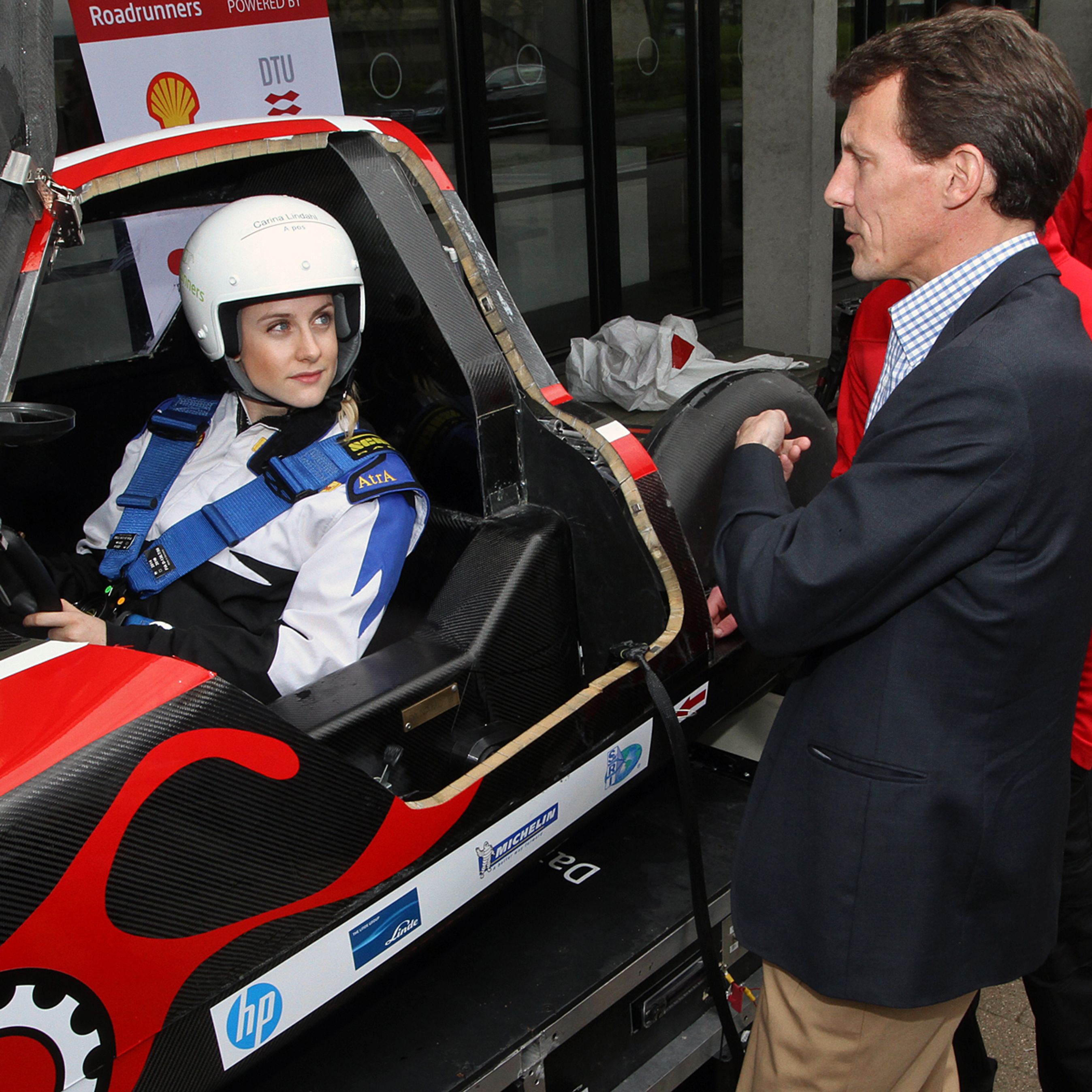 DTU's kører, Carina Lindahl, får sig en lang snak med en meget interesseret Prins Joachim.