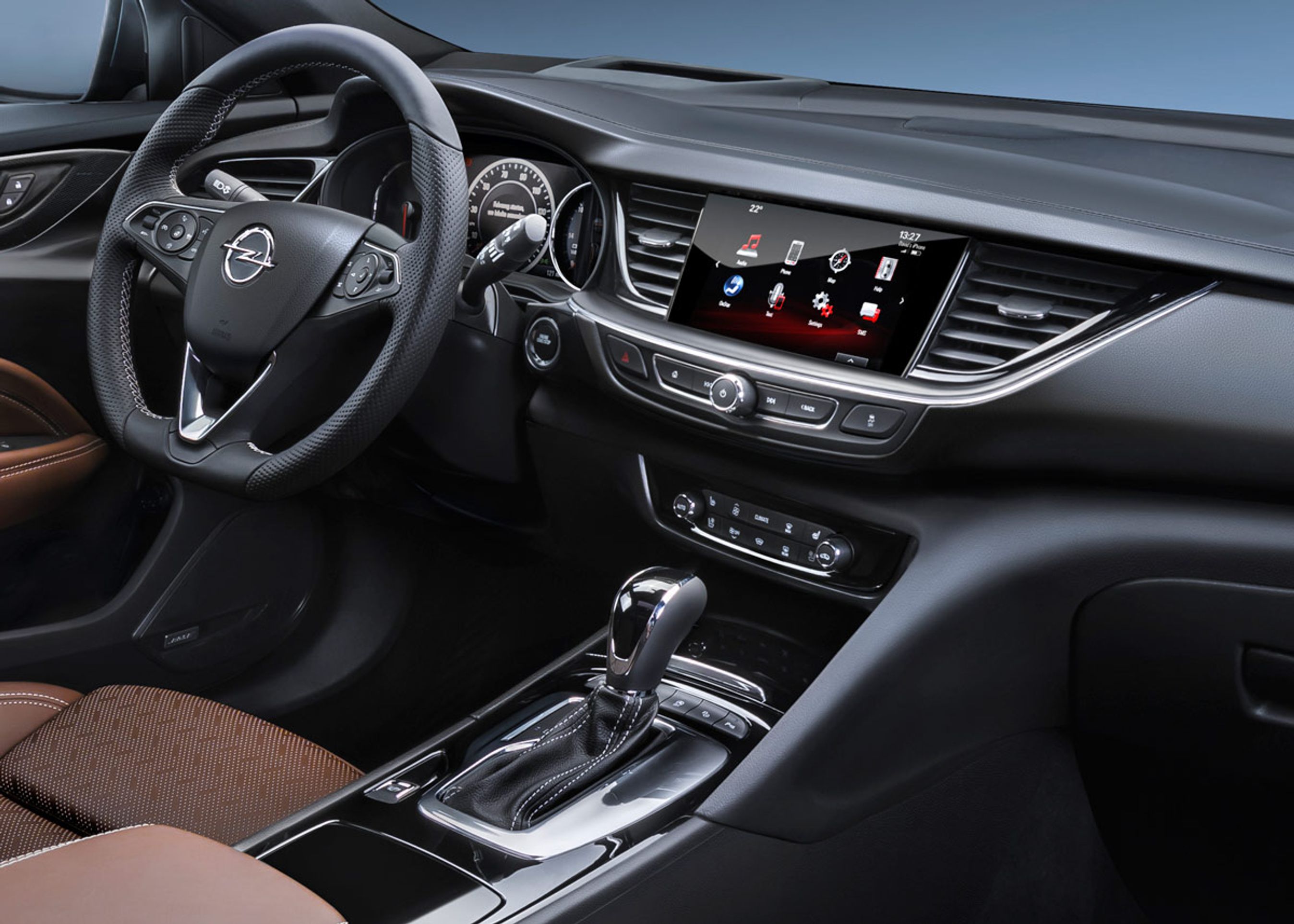 Der er virkelig gjort meget ud af at løfte oplevelsen inde i bilen. Flotte materialer og lækre former løfter Opel op på et nyt niveau.