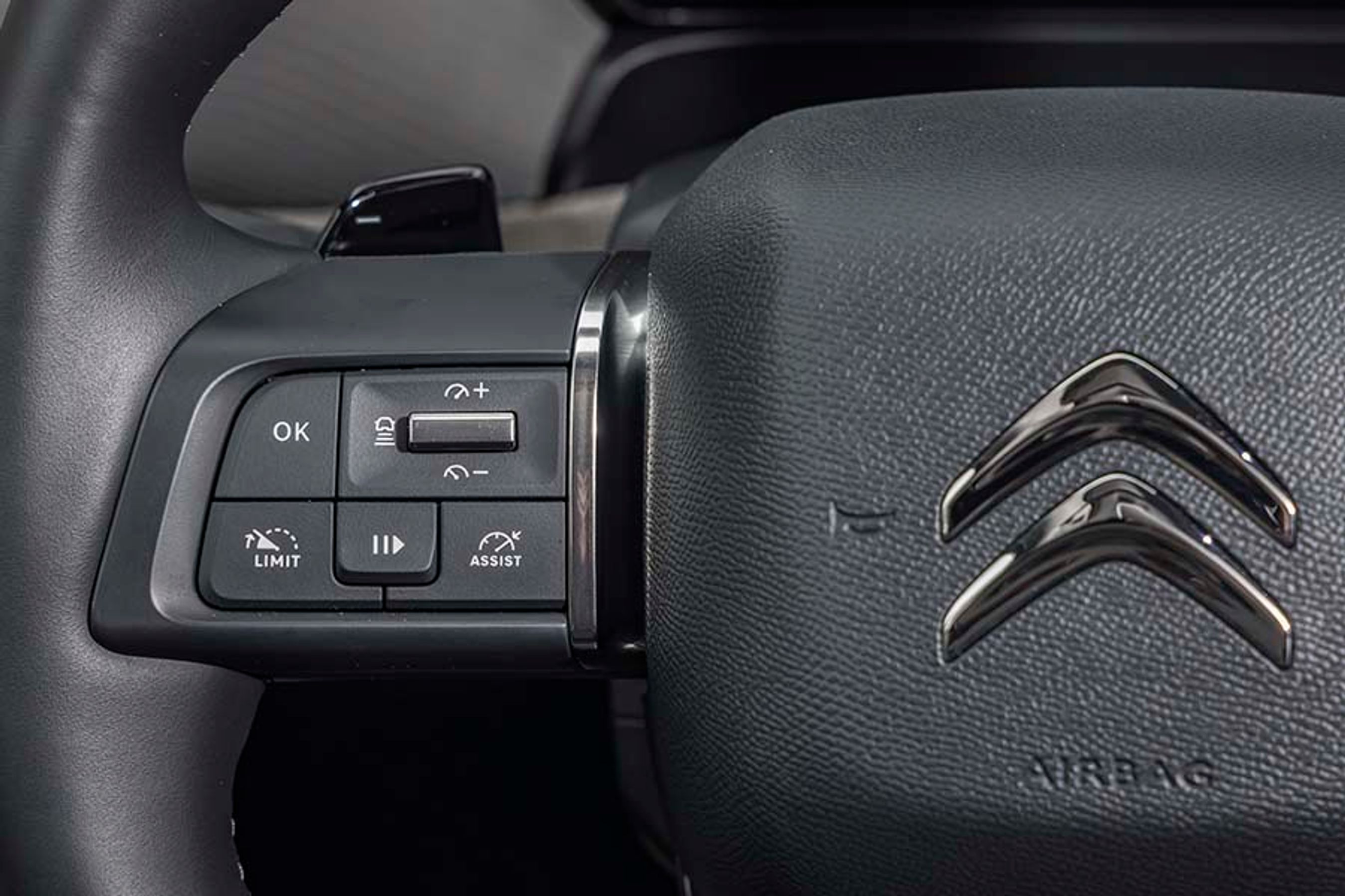 På nær billigste udgave har alle versioner en velfungerende adaptiv fartpilot, der nu styres fra knapper på rattet.