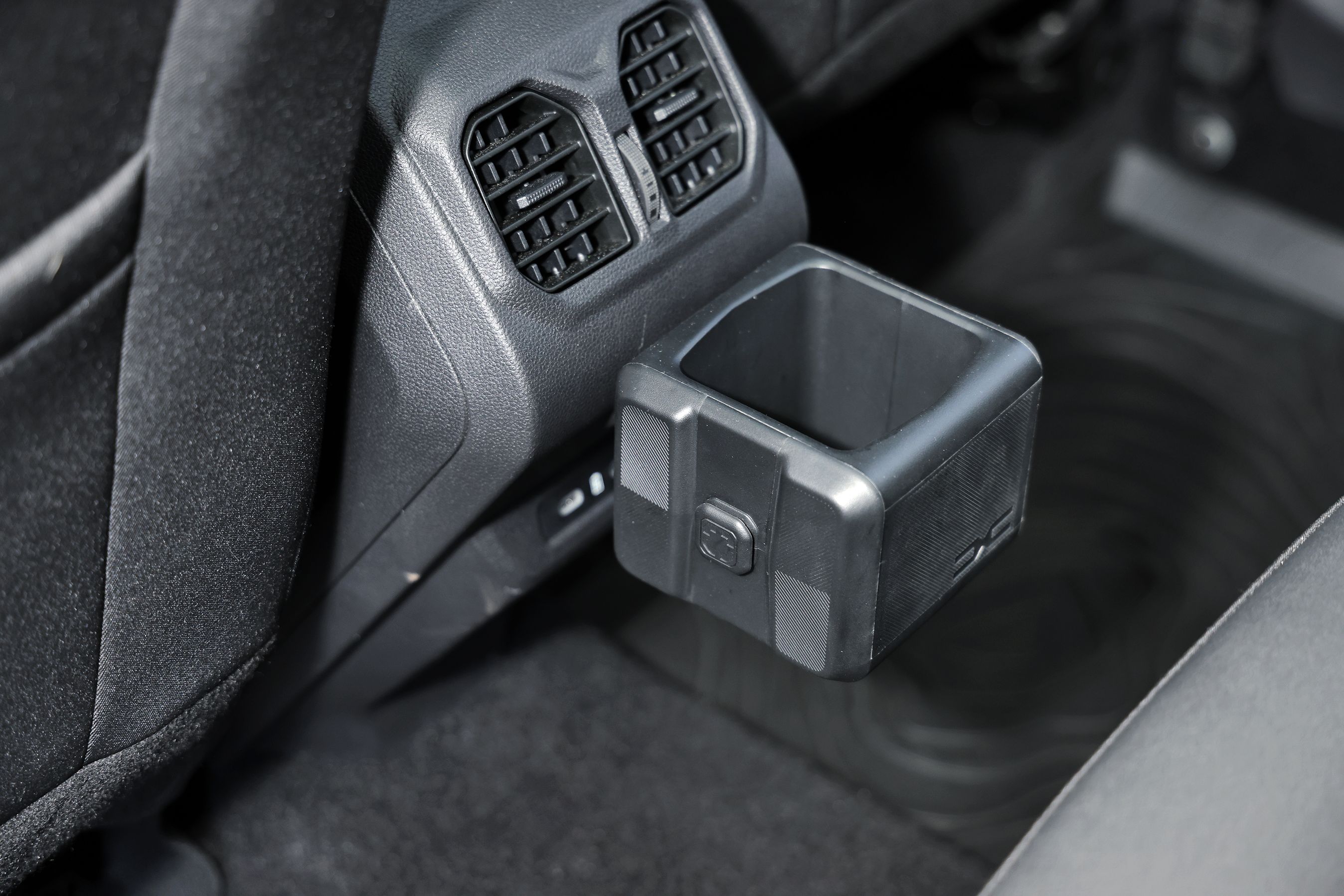 Luftdyser og kopholder til bagsæde på Dacia Bigster