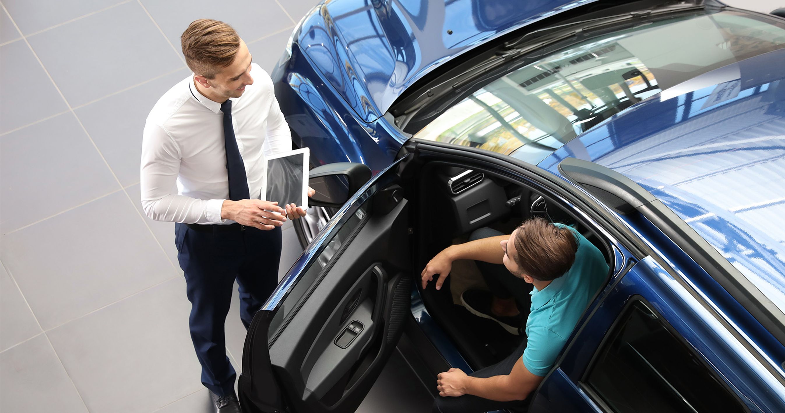 Mand overvejer at købe eller lease en bil. 