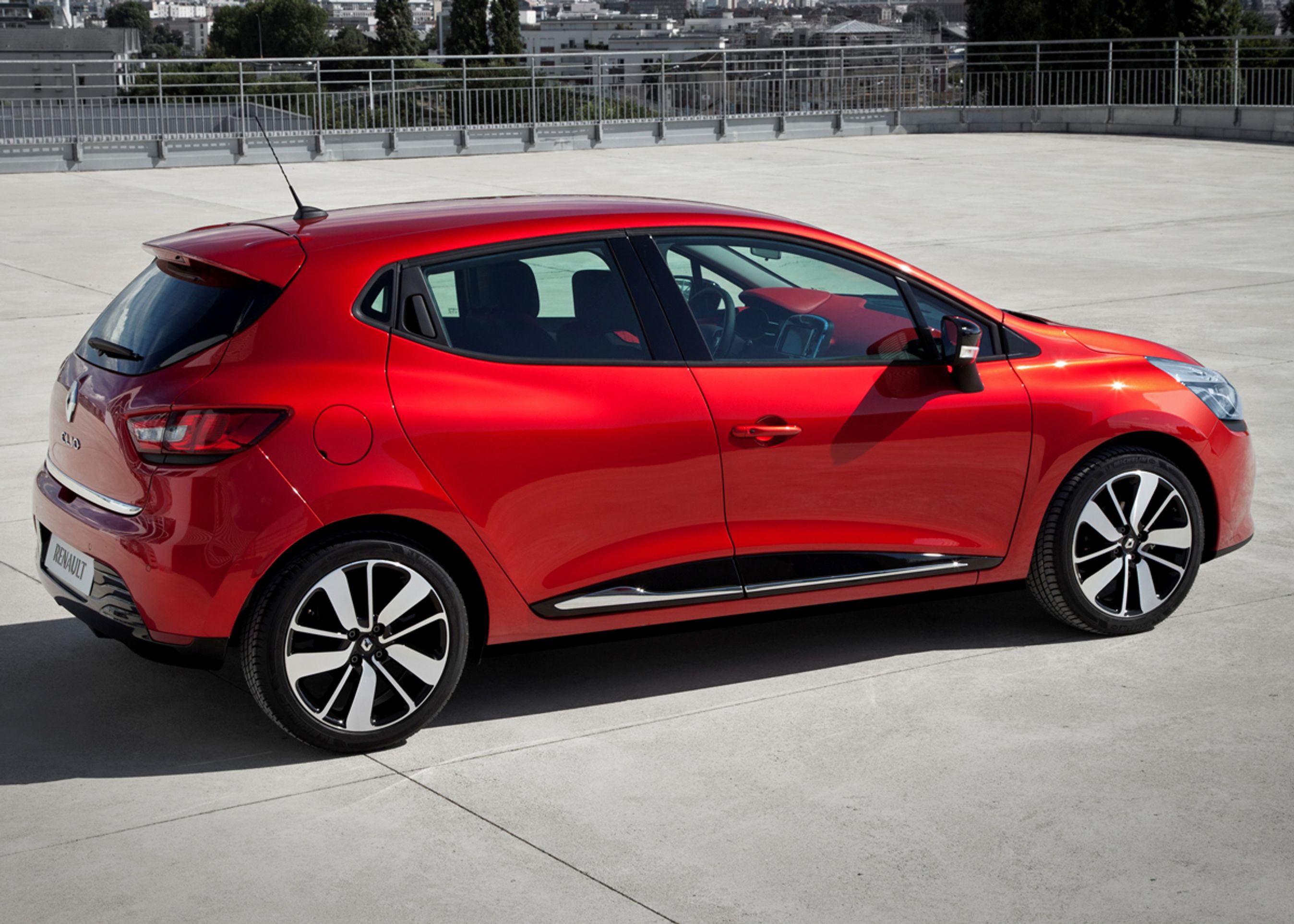 Den nye Renault Clio fås kun i femdørs version, men de bageste dørhåndtag er skjult tæt ved baglygterne, så den femdørs har et coupéagtigt udtryk.