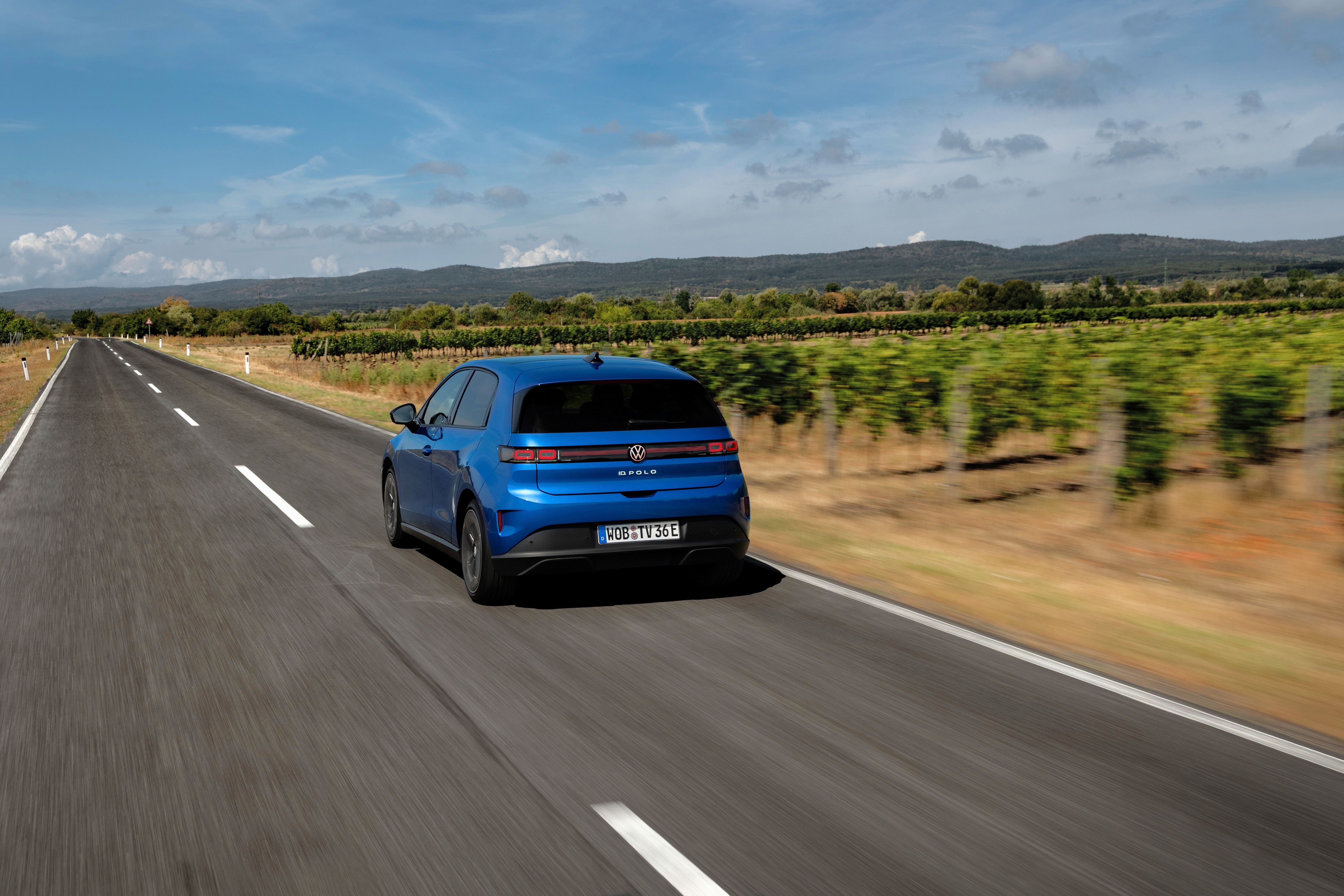 Blå VW ID. Polo set bagfra kørende på landevej. 