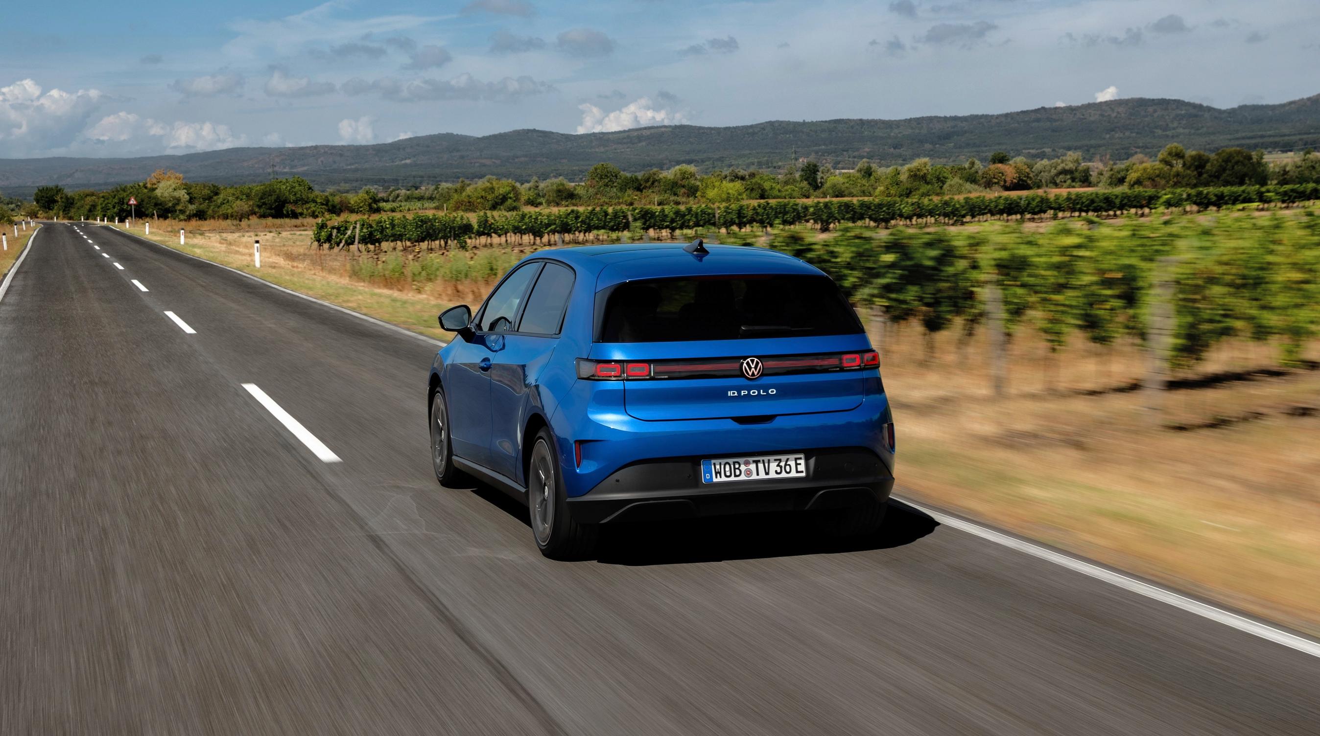 Blå VW ID. Polo set bagfra kørende på landevej.