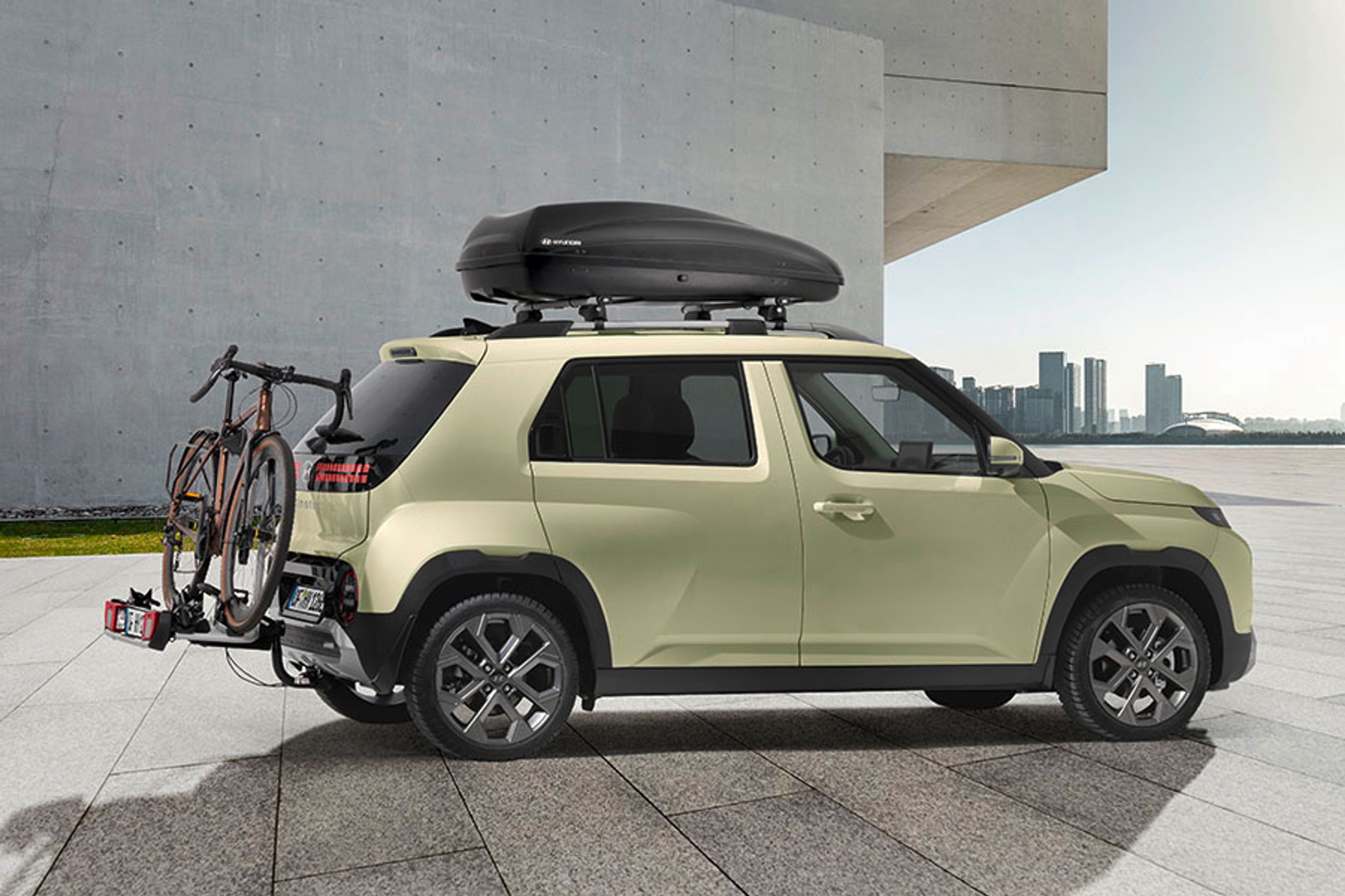 Inster må ikke monteres med et egentlig anhængertræk, men Hyundai har nu udviklet denne særlige cykelholder, der minder om et anhængertræk, men som ikke kan bruges til en trailer. Holderen kan tilkøbes som en del af en startpakke til 13.795 kroner. Prisen omfatter ikke selve stativet, som cyklen er monteret på.