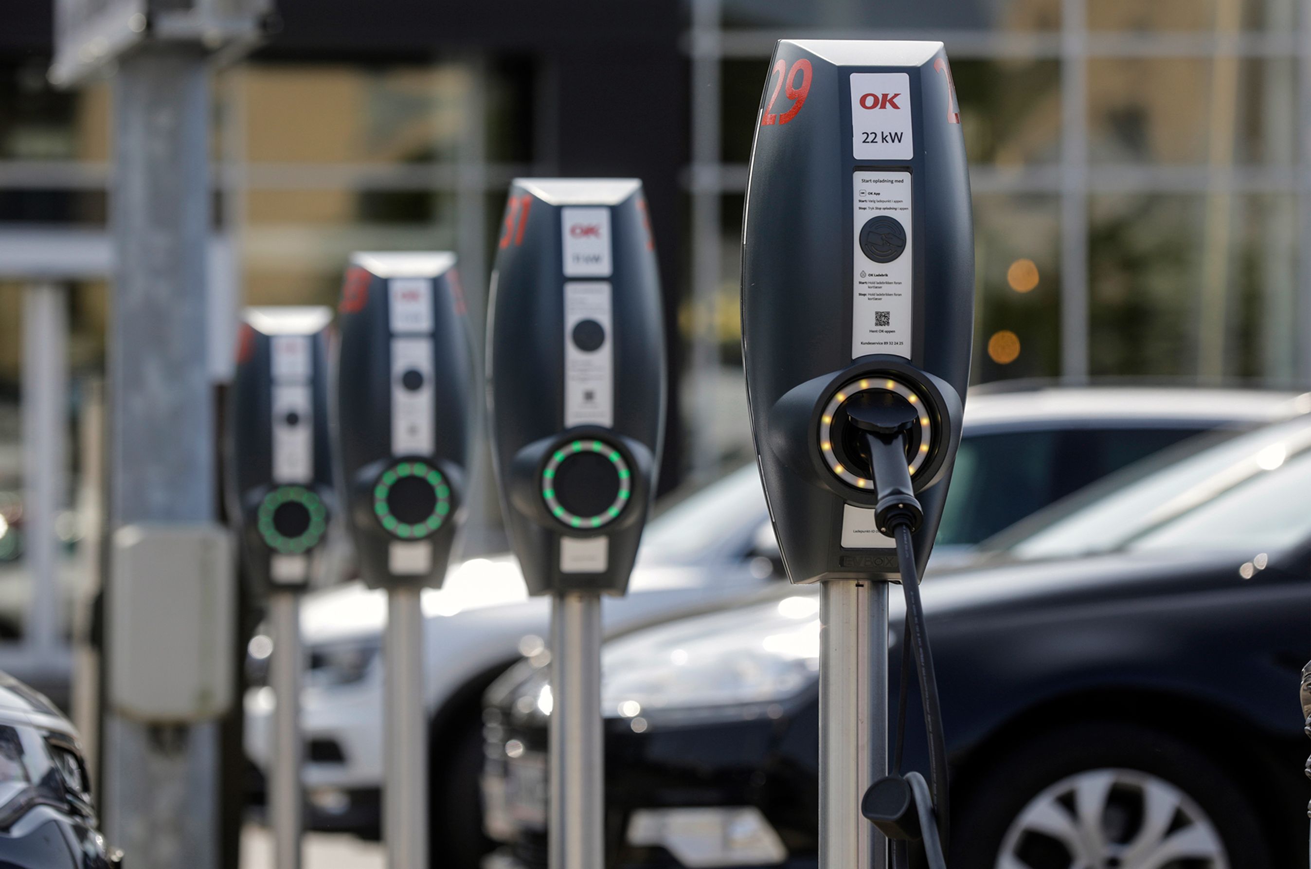 Fire AC-ladere på række.