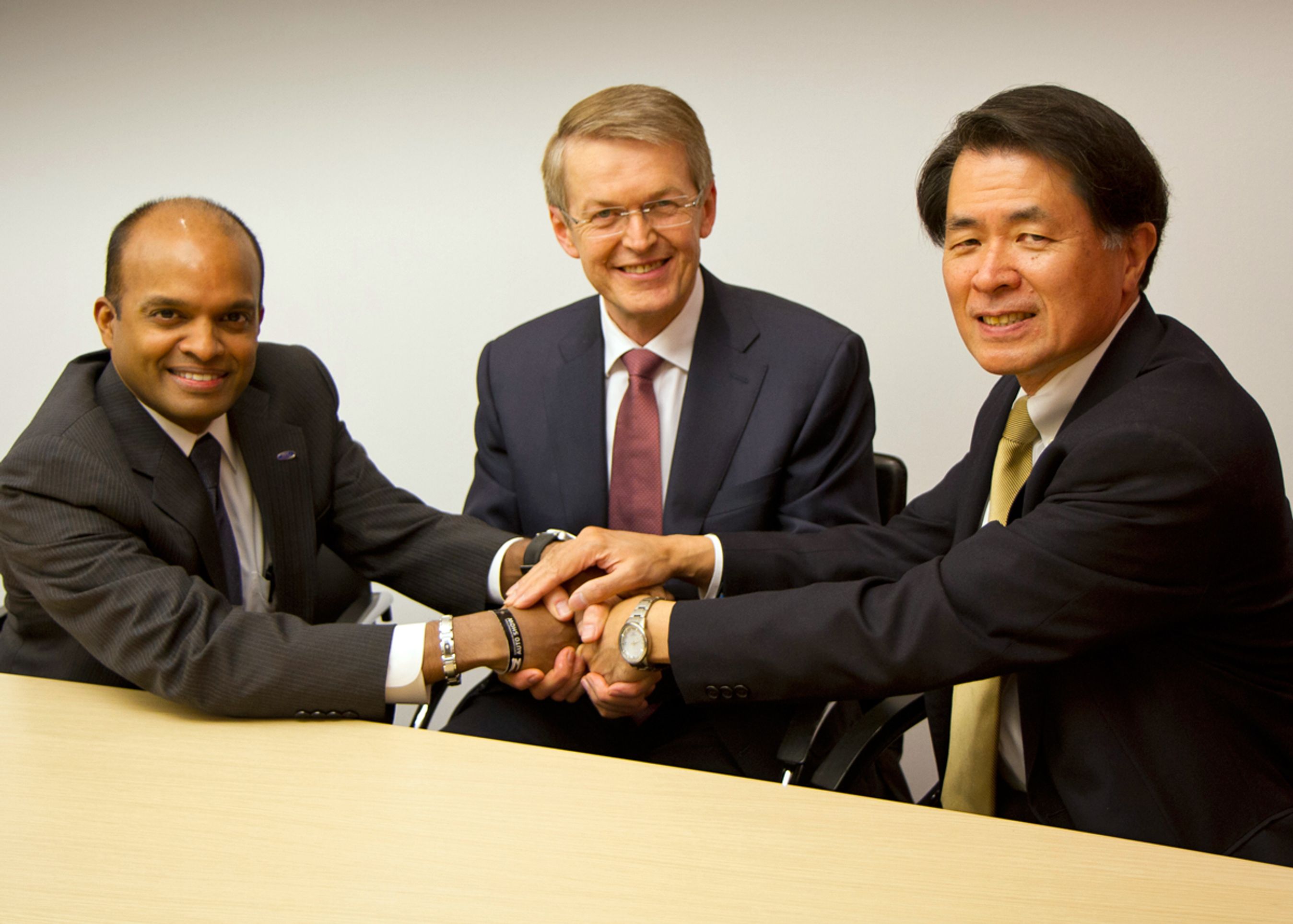 Tre koncerner, tre verdensdele går sammen om brintbil-udvikling. Det er Ford, Daimler/Mercedes og Renault-Nissan.