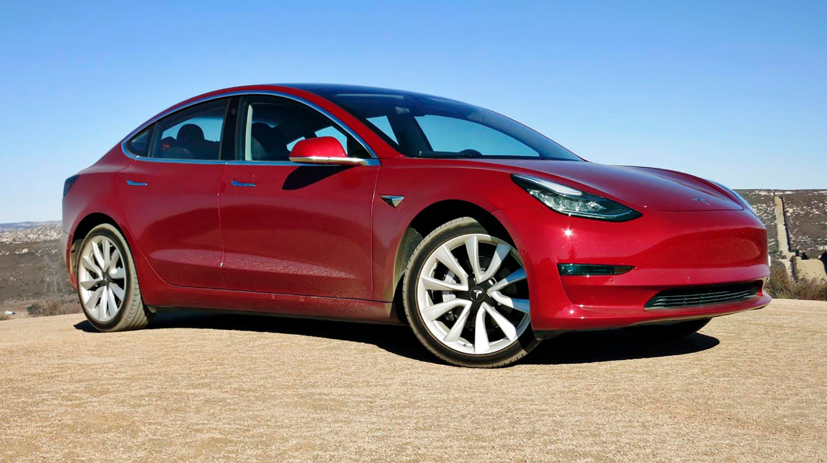 Designet er aerodynamisk, og Cw-værdien er angiveligt nede på 0,21. Holder det tal i virkeligheden, er det ny rekord for en masseproduceret bil.